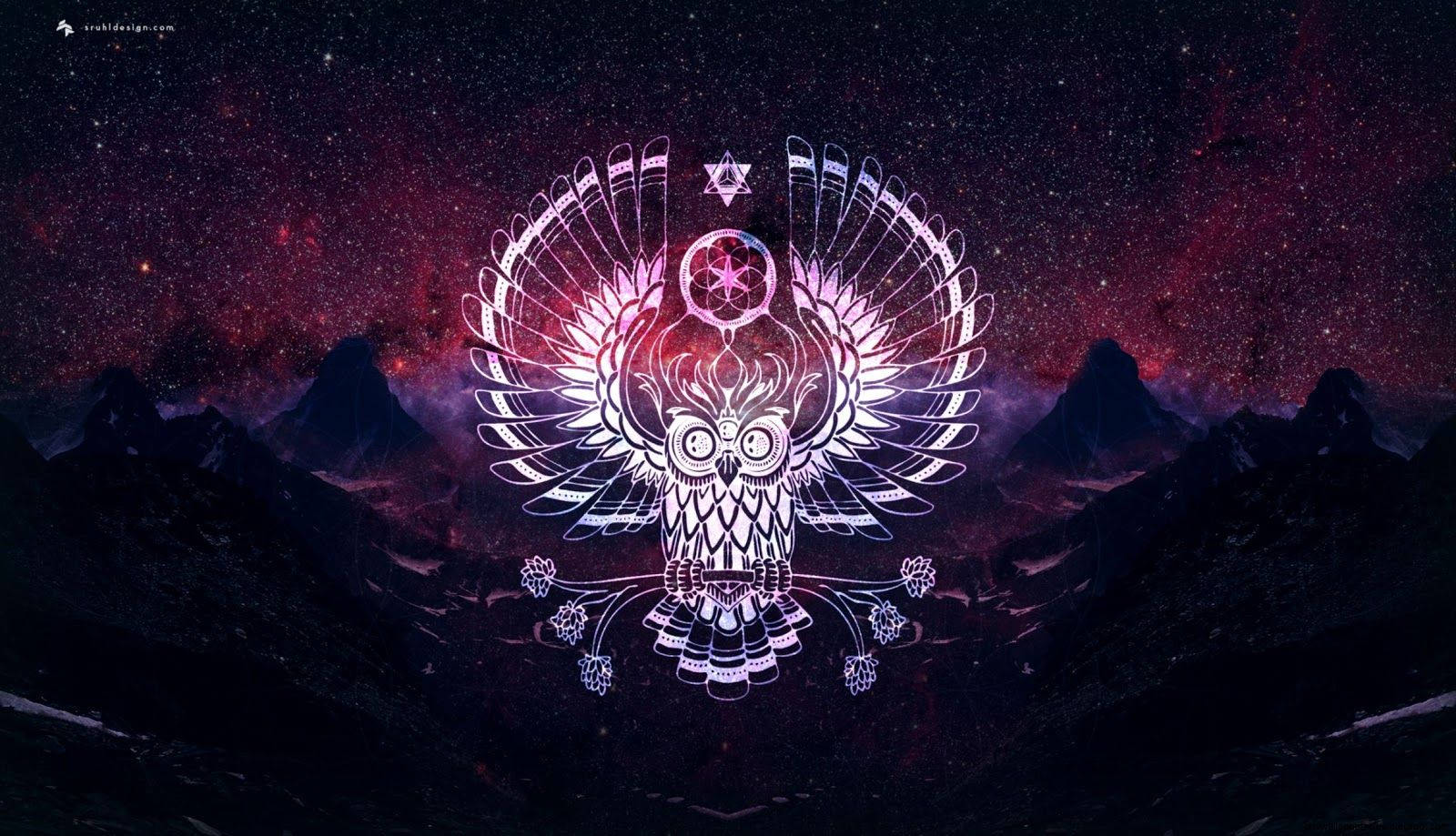 一隻發光的風格化貓頭鷹展開翅膀，在星空下盤旋於山脈之上。