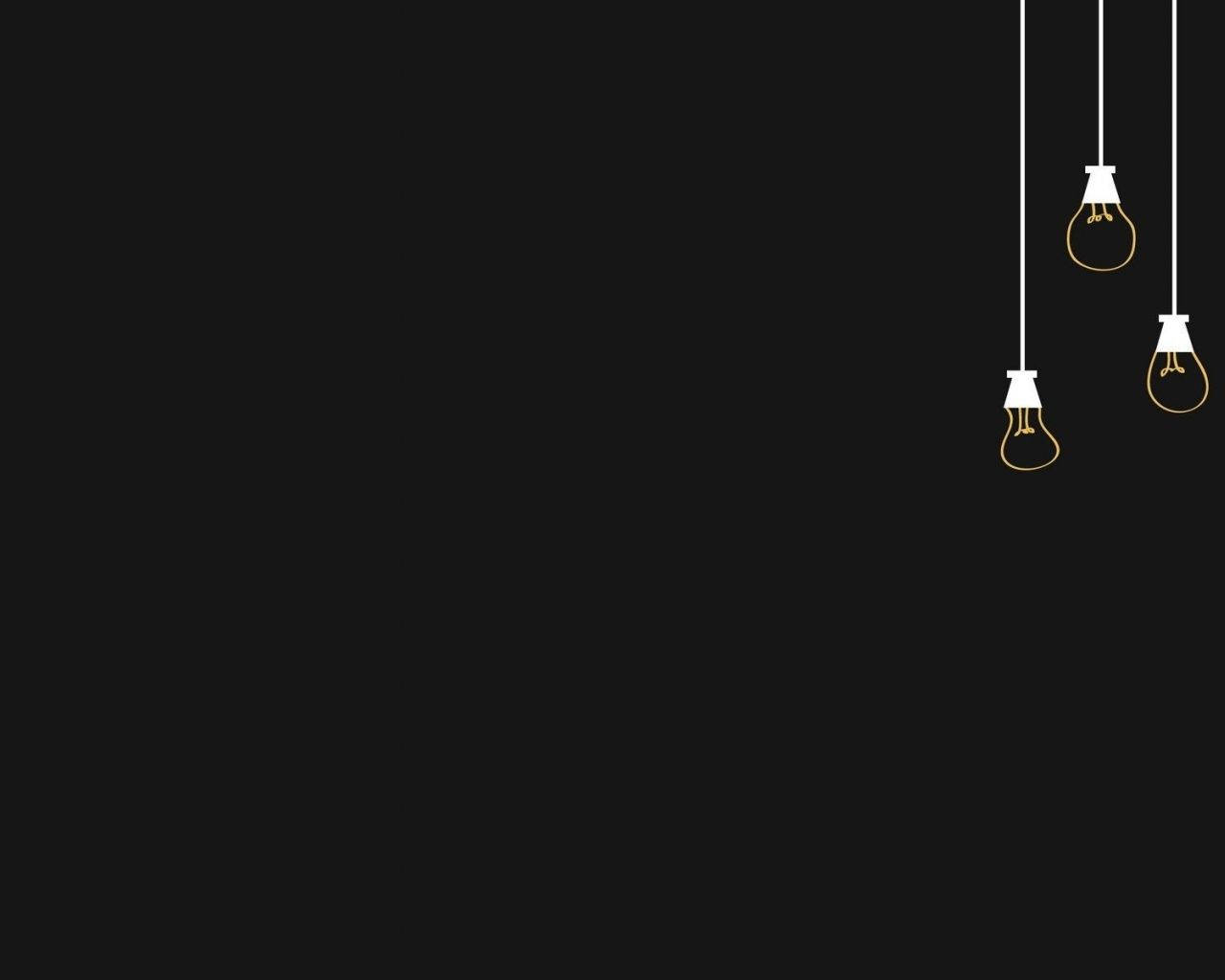 暗黑風格電腦燈泡背景 壁紙 — 三個極簡風格的燈泡用細線懸掛在純黑色背景上。