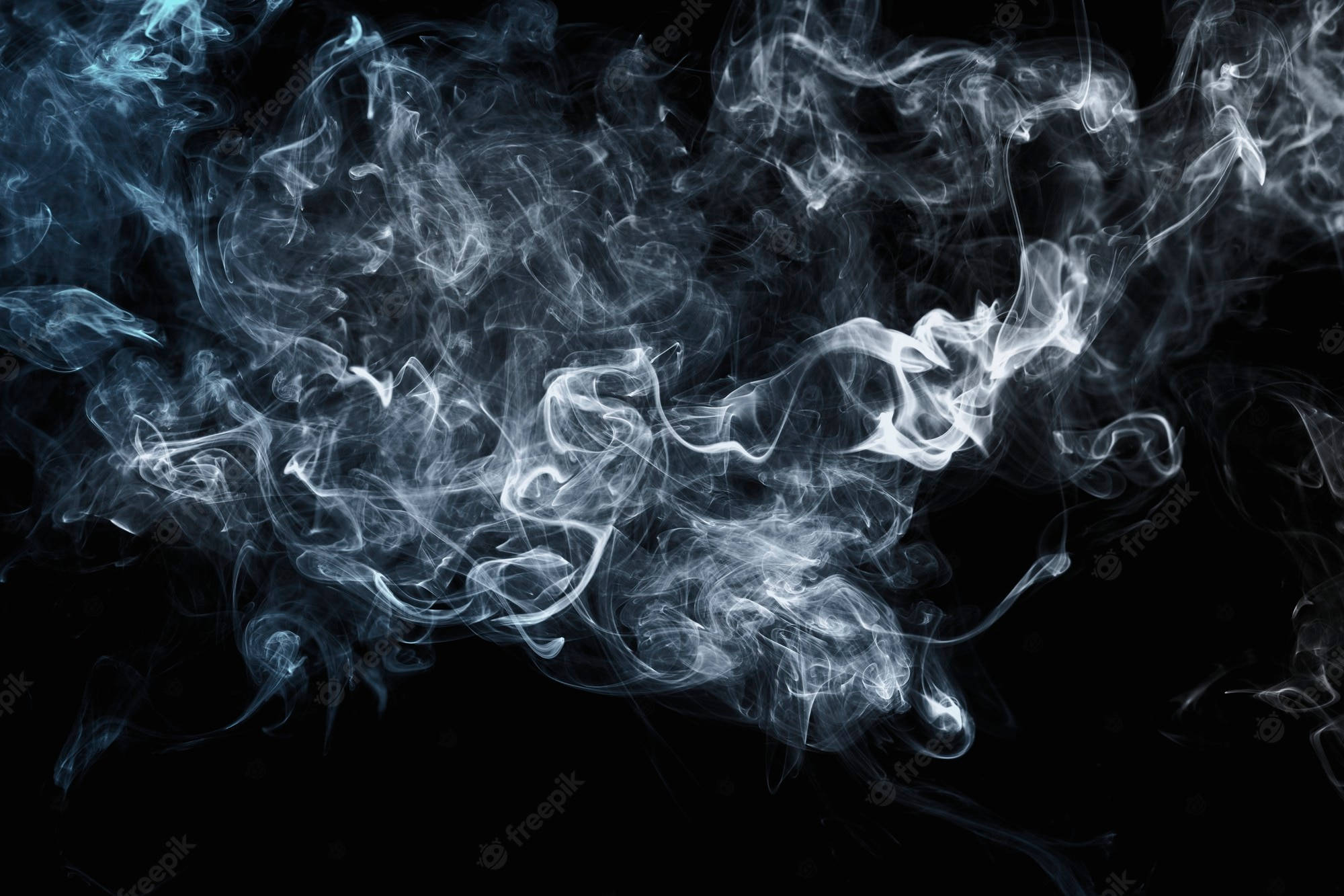 暗黑風格電腦飄渺煙霧背景 壁紙 — 冷藍色和白色調的飄渺旋轉煙霧，在深黑色背景上飄移。