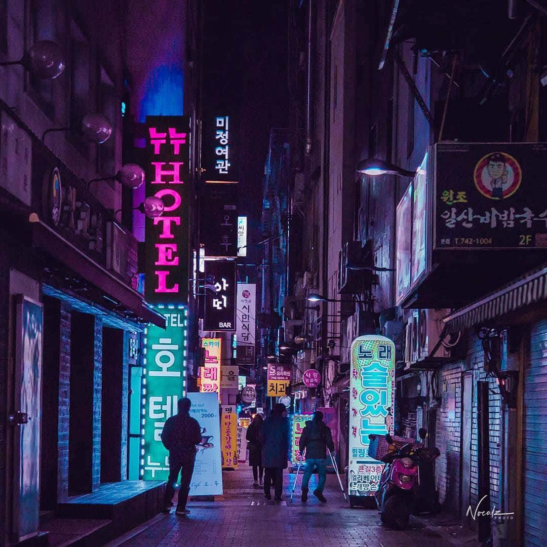 韓國夜晚的小巷，由發光的霓虹招牌和街燈照亮。