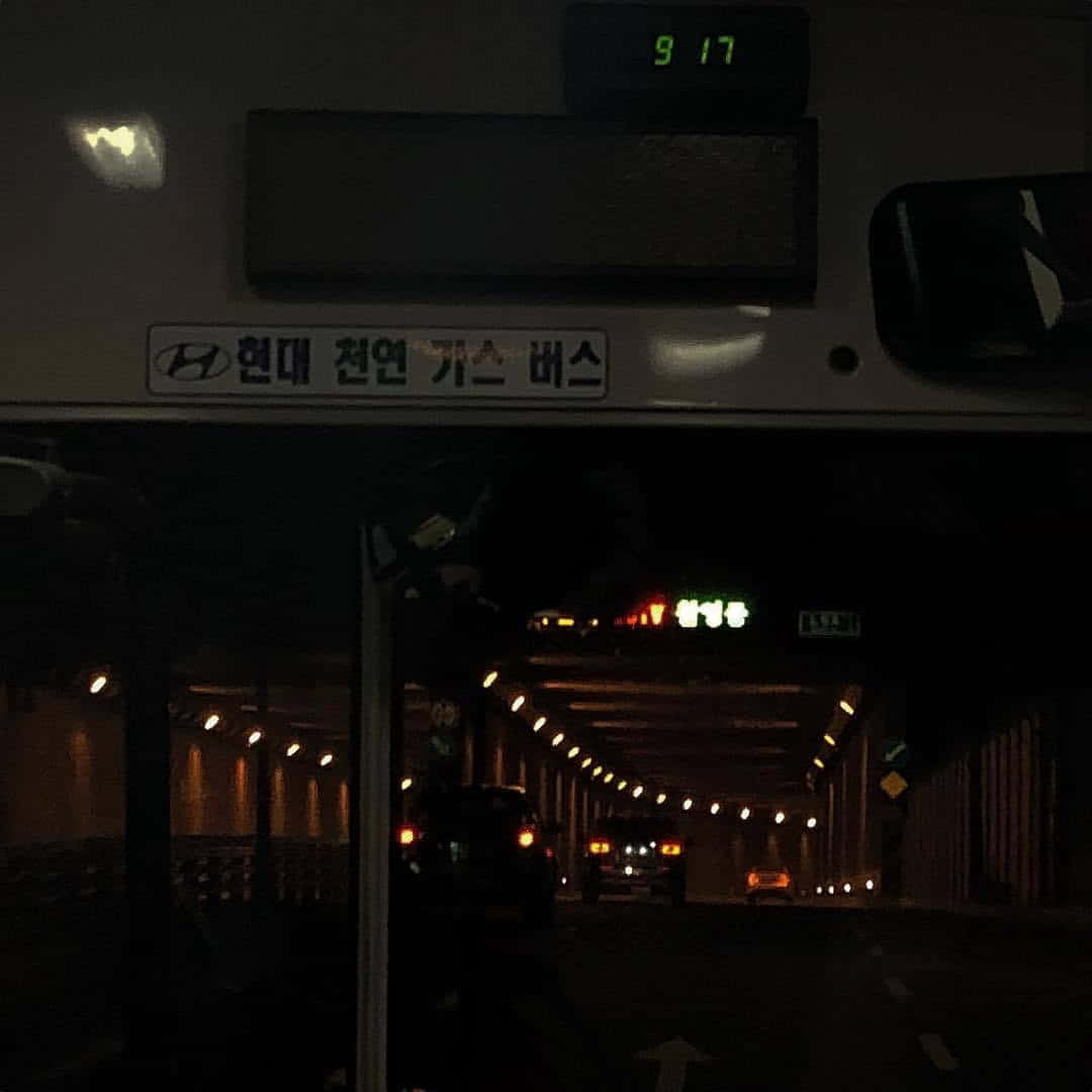 從韓國燃氣巴士內部觀看，夜間進入明亮隧道的景色。