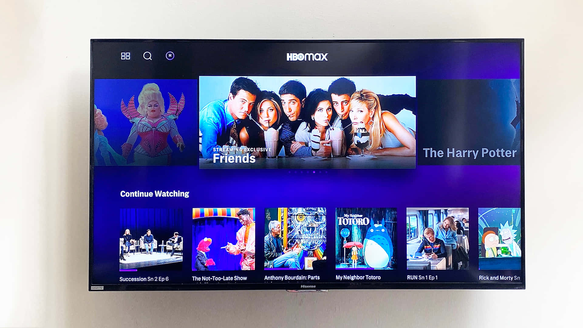 HBO Max串流服務介面，在牆上電視顯示熱門節目。