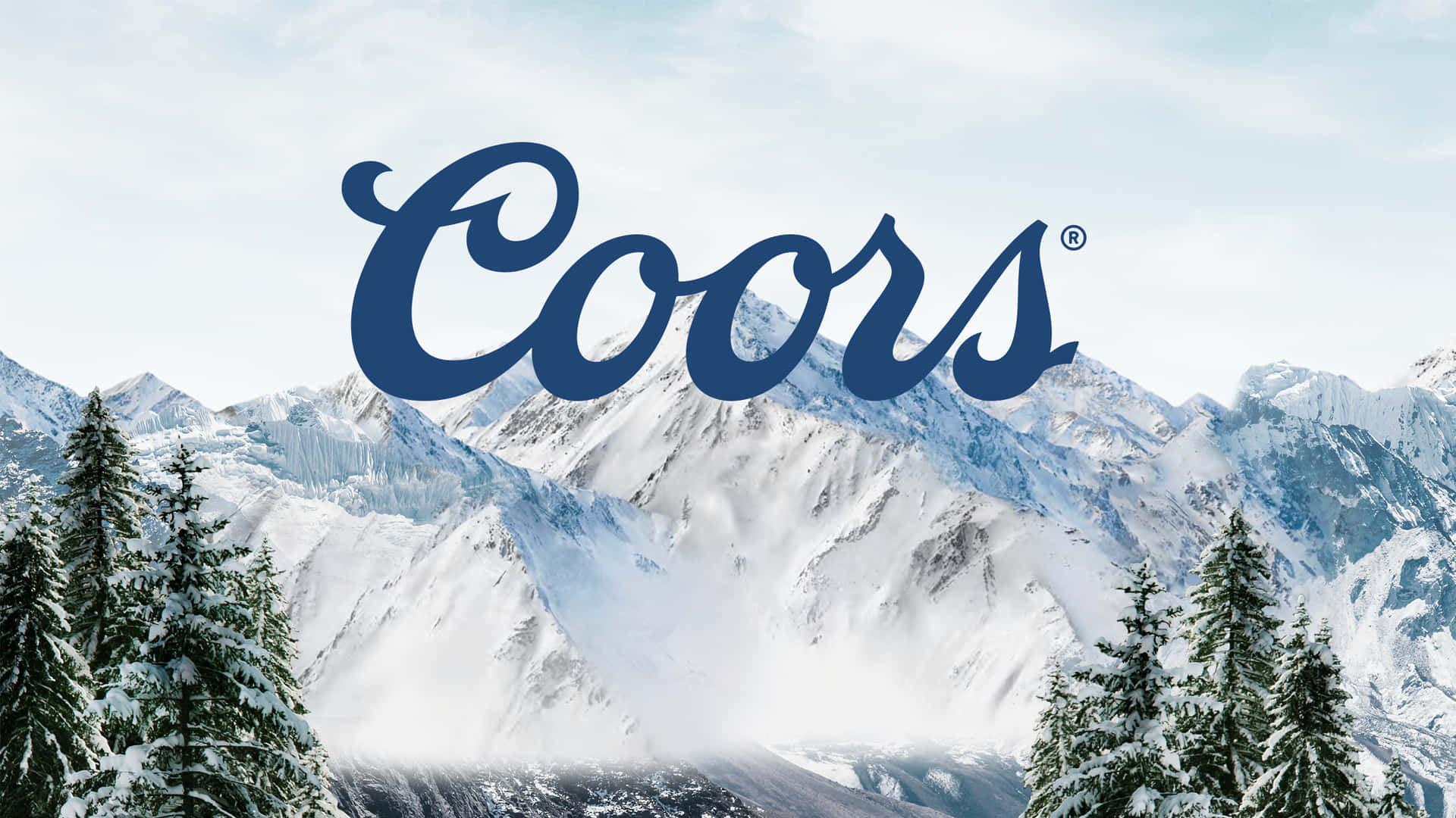 Coors 標誌疊加在白雪覆蓋的山脈上，伴有常青樹。