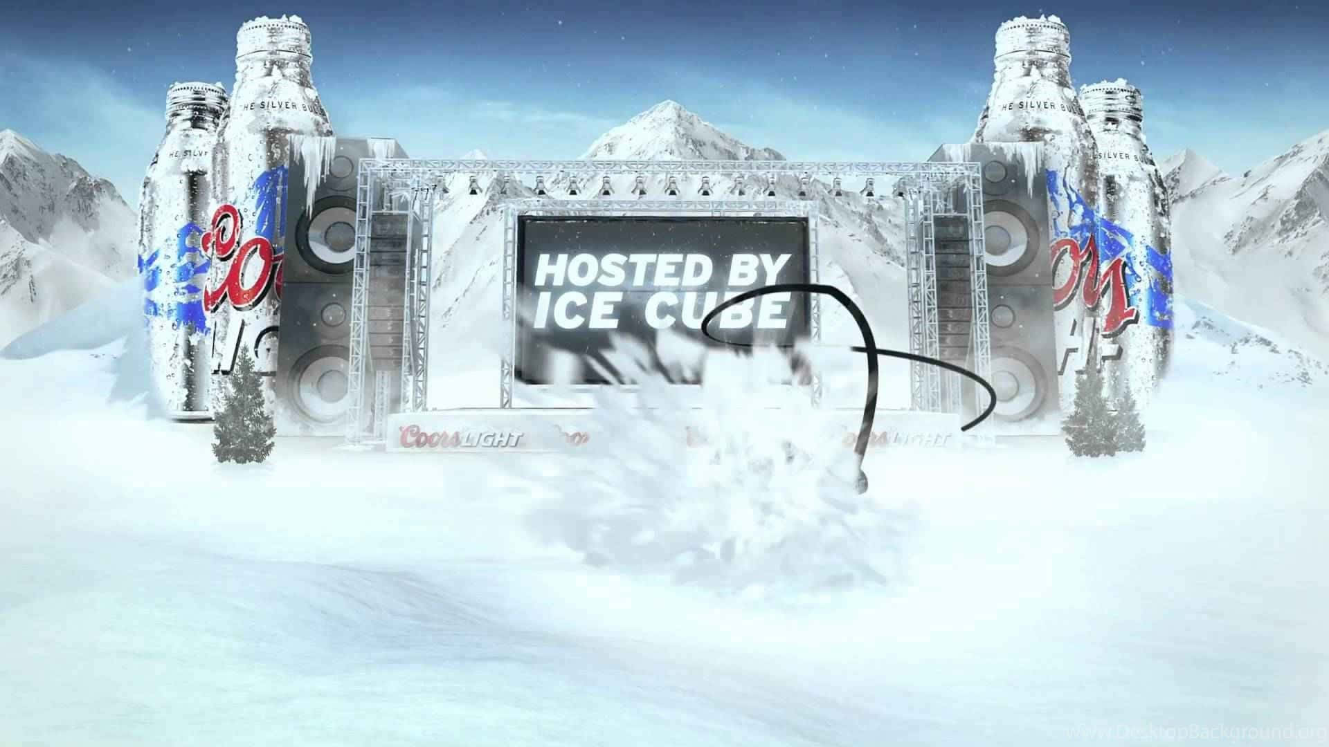 冰凍的音樂會舞台，有巨大的Coors Light啤酒瓶和顯示「Hosted by Ice Cube」的屏幕。