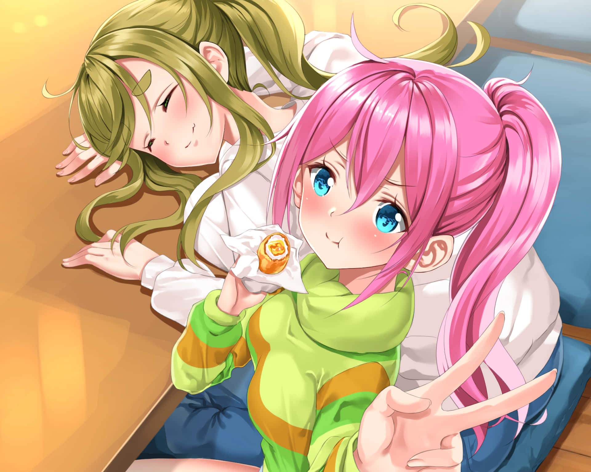 暫時放下生活的忙碌，與《Laid Back Camp》一同享受寧靜露營冒險 壁紙 — 兩個動漫女孩在室內放鬆，一個拿著糕點做出和平手勢，另一個在她旁邊安詳地睡著。