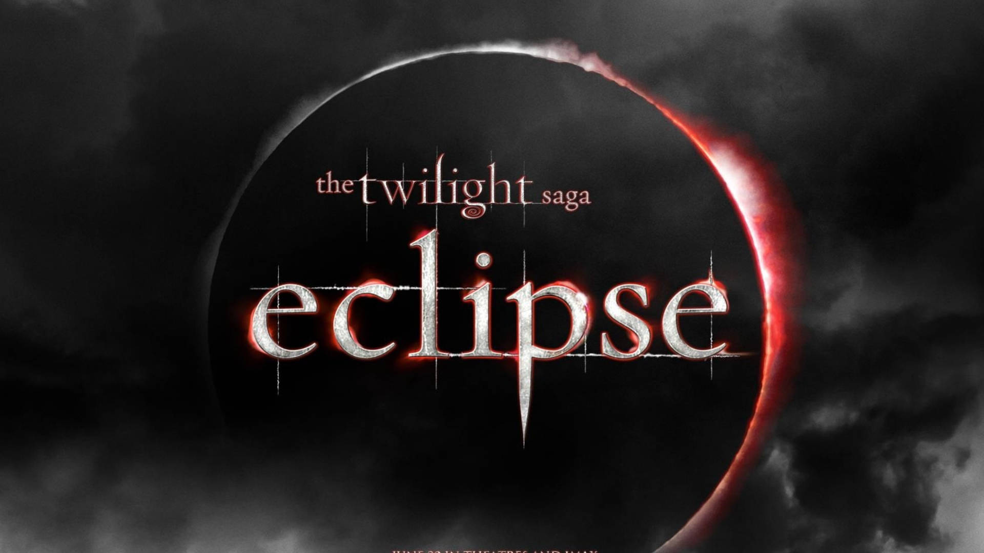 暮光之城 破曉海報 壁紙 — 一幅戲劇性的《Eclipse》電影海報，以血紅色日蝕搭配黑暗暴風雲和哥德式字體。