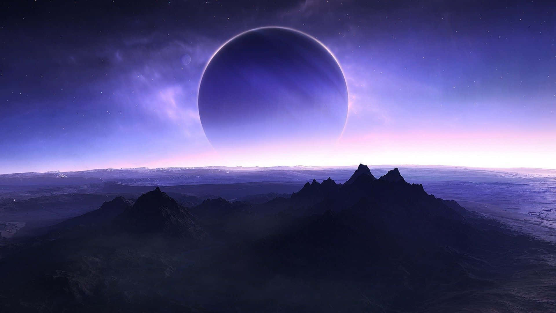 Universe 桌布 壁紙 — 暮色中，一個巨大的發光紫色星球下，崎嶇的山脈構成了超現實的外星景觀。