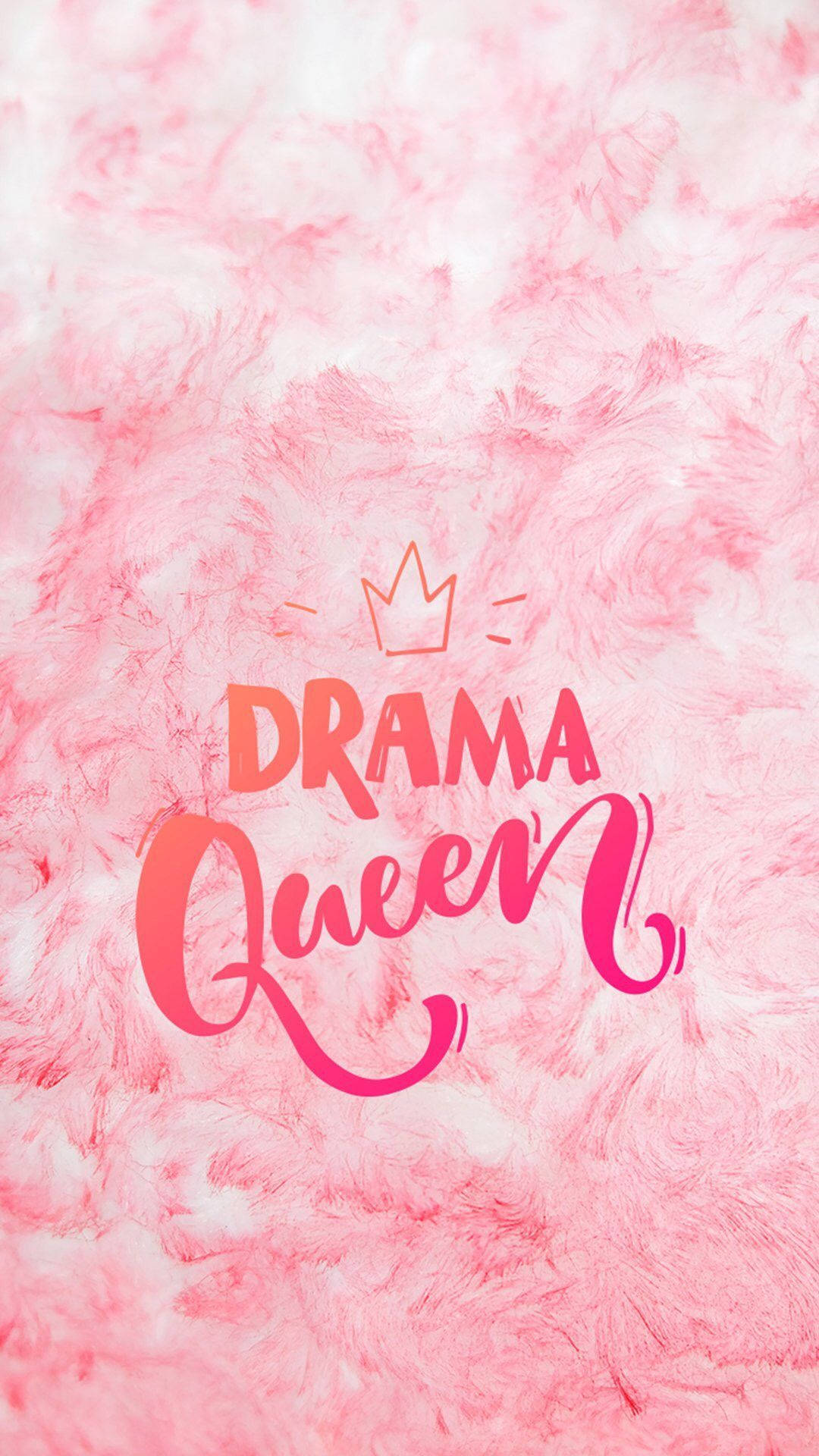 粉紅色毛絨背景，帶有「Drama Queen」文字和皇冠圖案。