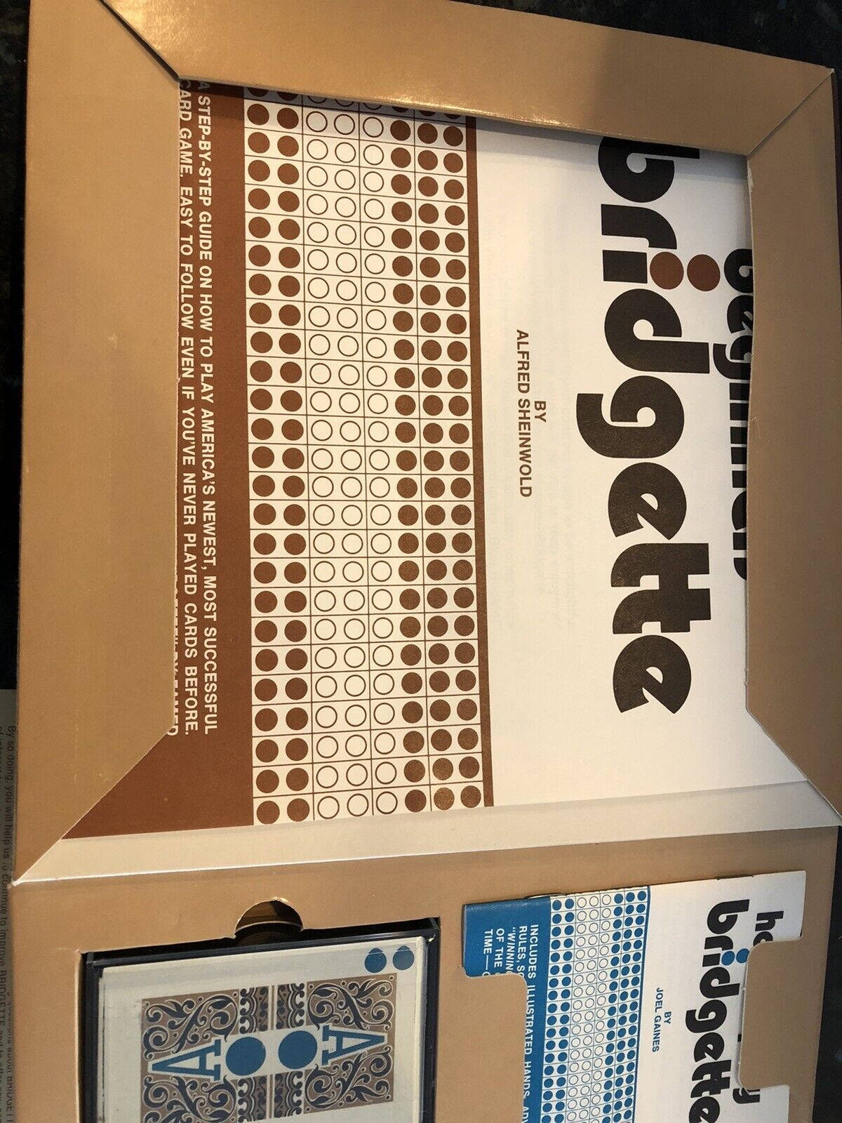 Bridgette 卡牌遊戲的打開盒子，顯示圖案內襯和撲克牌。