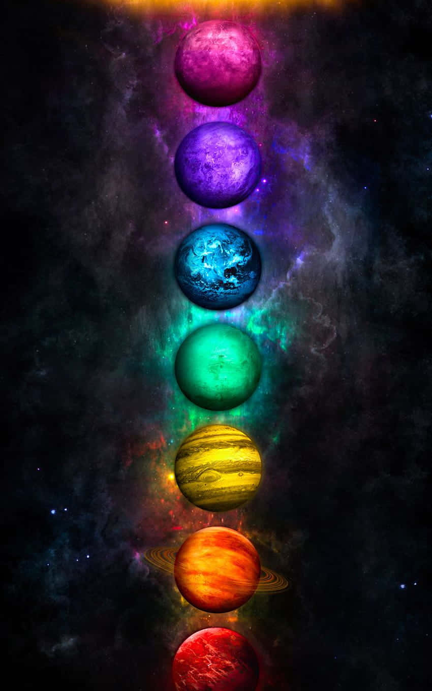 七顆彩虹色的行星在宇宙星雲中垂直排列。