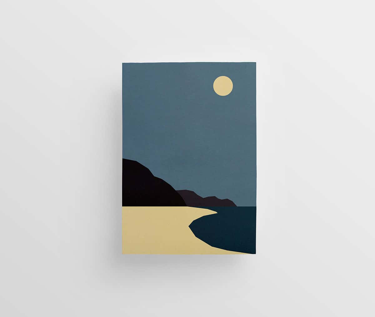 Minimalist Painting 桌布 壁紙 — 暮色天空下，新月在黑暗山丘與平靜海面上的極簡插圖。
