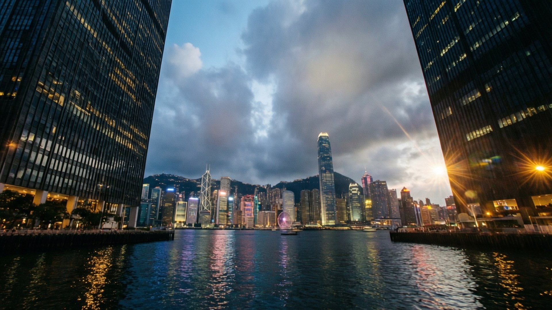 暮色中從低角度拍攝的維多利亞港，被高聳的摩天大樓框住，氣勢磅礴。