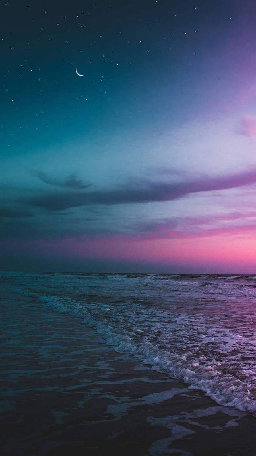 彎月下夜晚海灘，有海浪和星星。