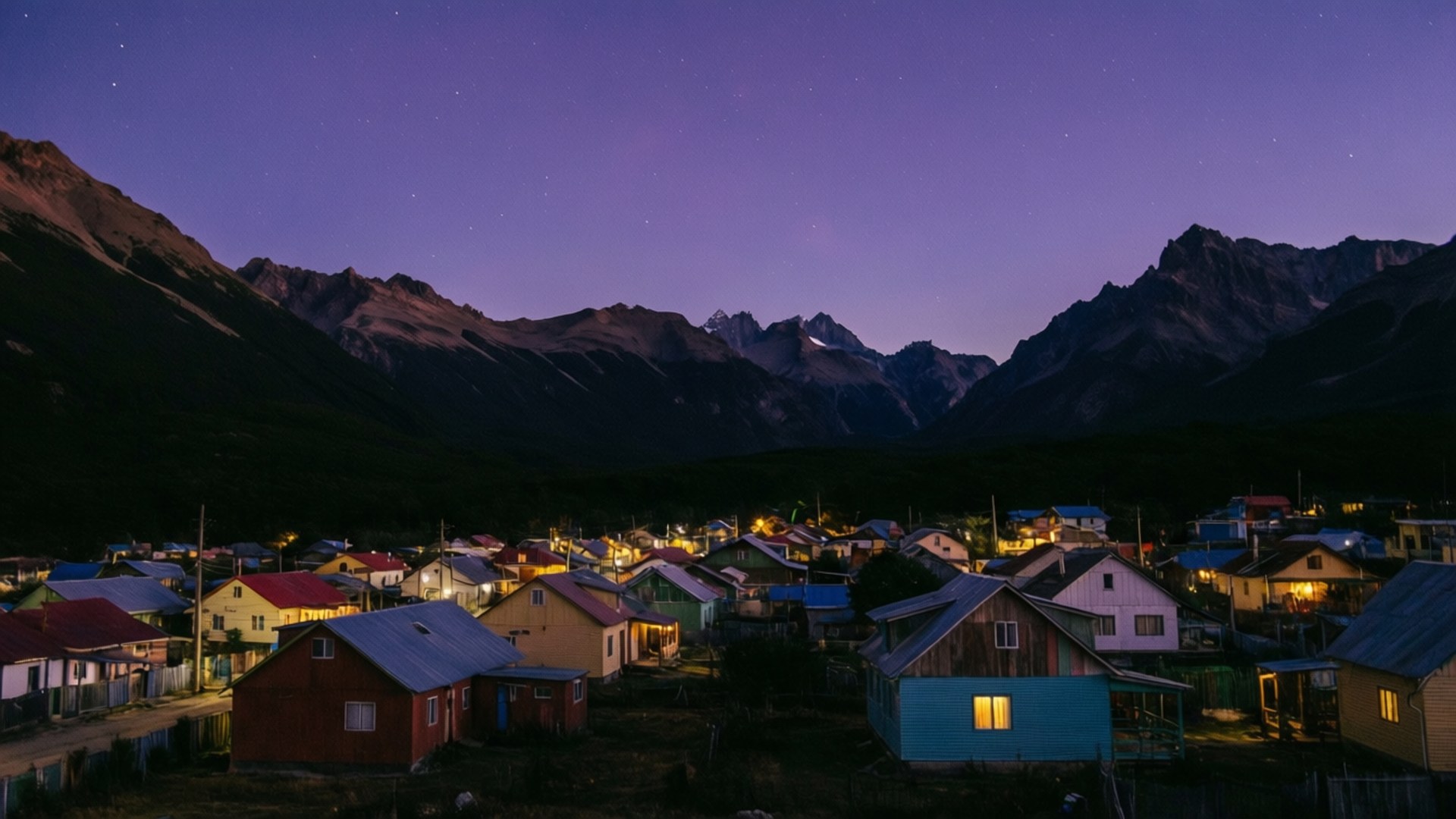夜晚的山村，在繁星點點的紫色天空下，窗戶閃閃發光。