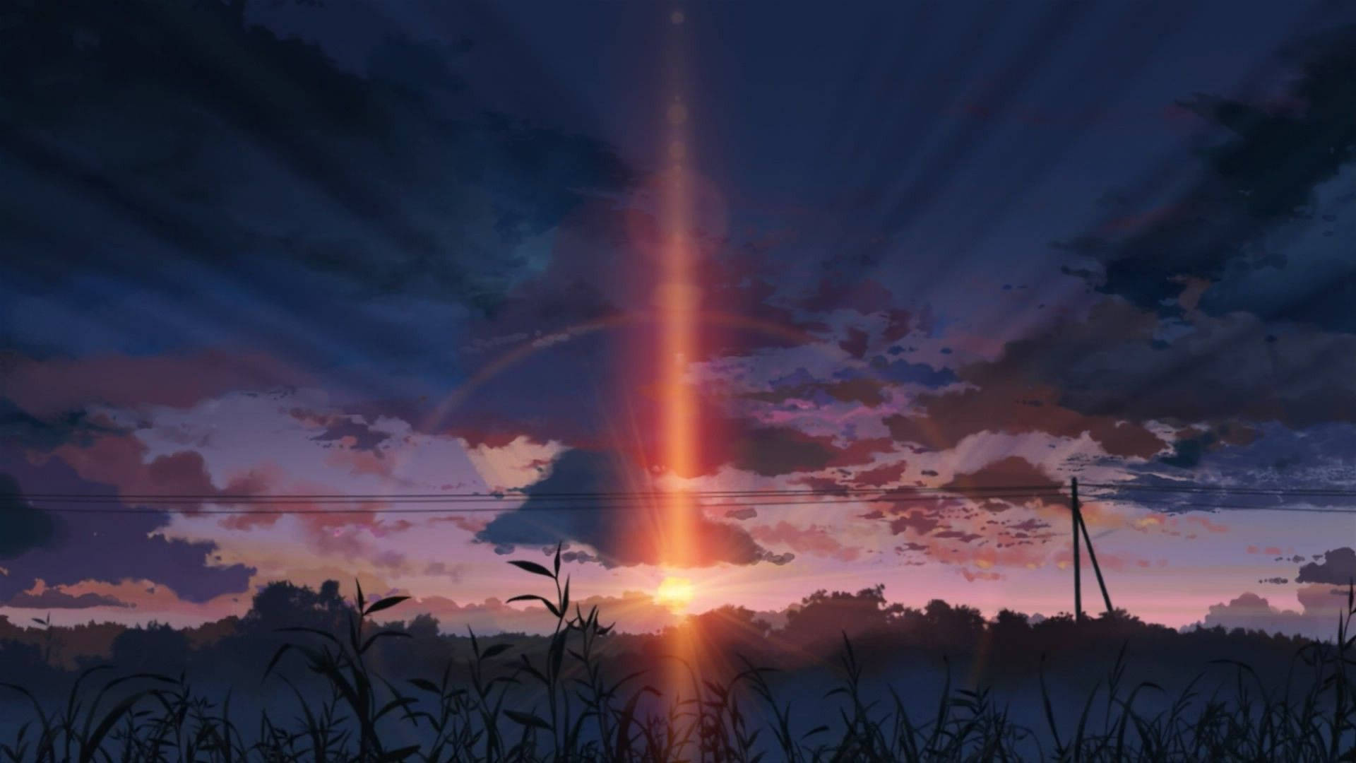 夕陽的光芒穿過雲層，照射在有電線的草地上。
