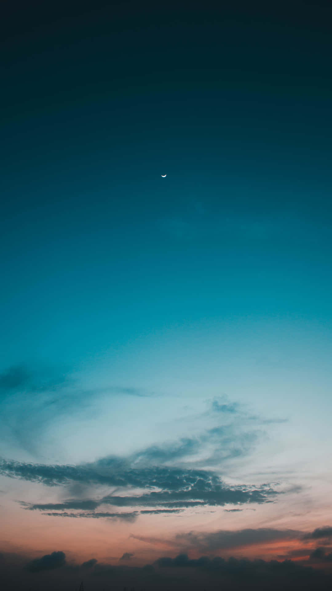 新月在多彩暮雲之上