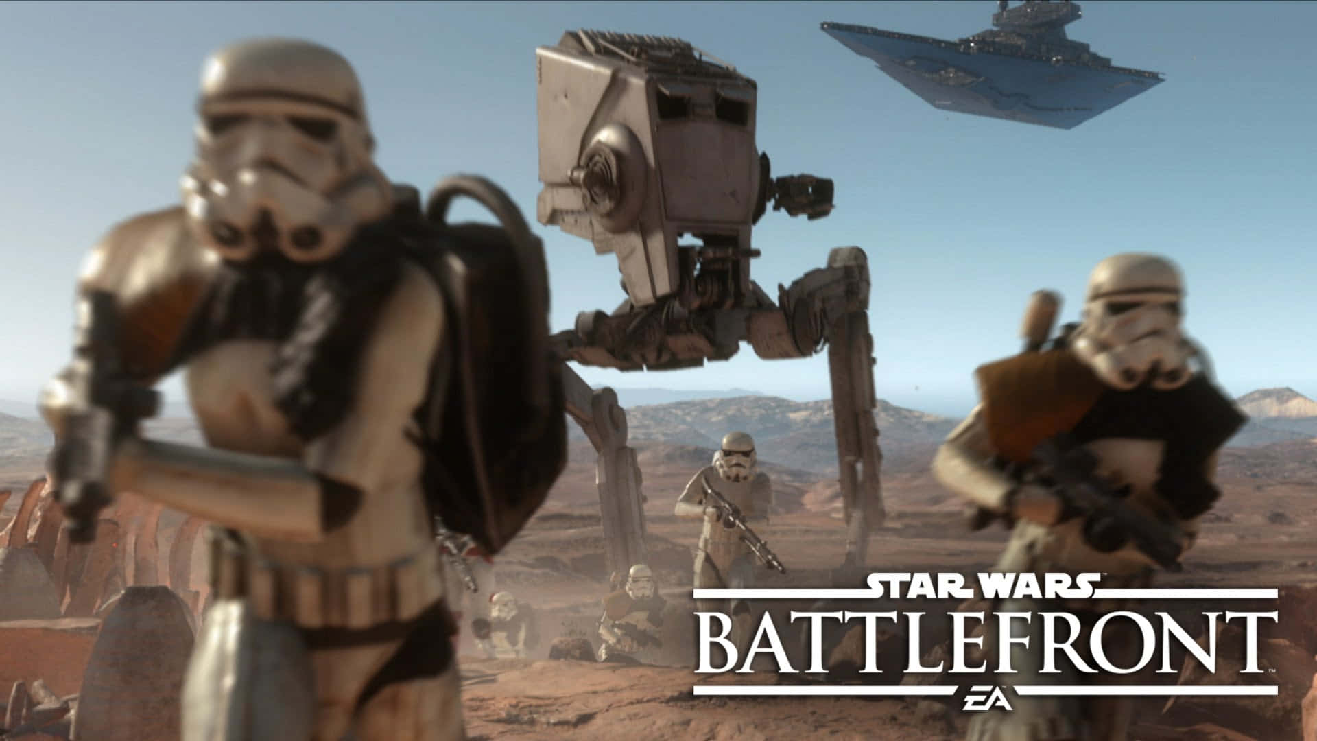 The Battle Of Jakku 桌布 壁紙 — 暴風兵和AT-ST步行機在晴朗的天空下穿越沙漠戰場，一艘星際驅逐艦在上空飛過。