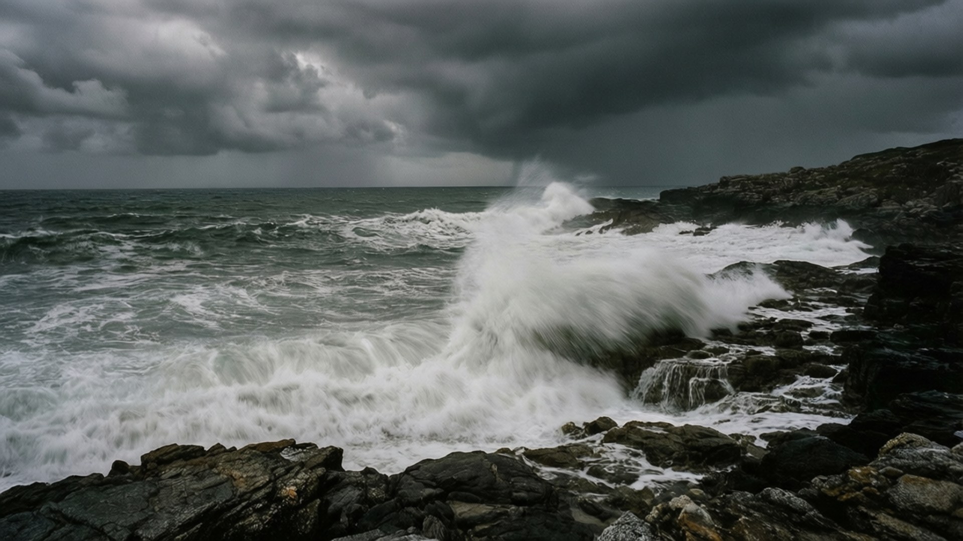 在暴風雨的天空下，海浪拍打著黑暗的岩石海岸