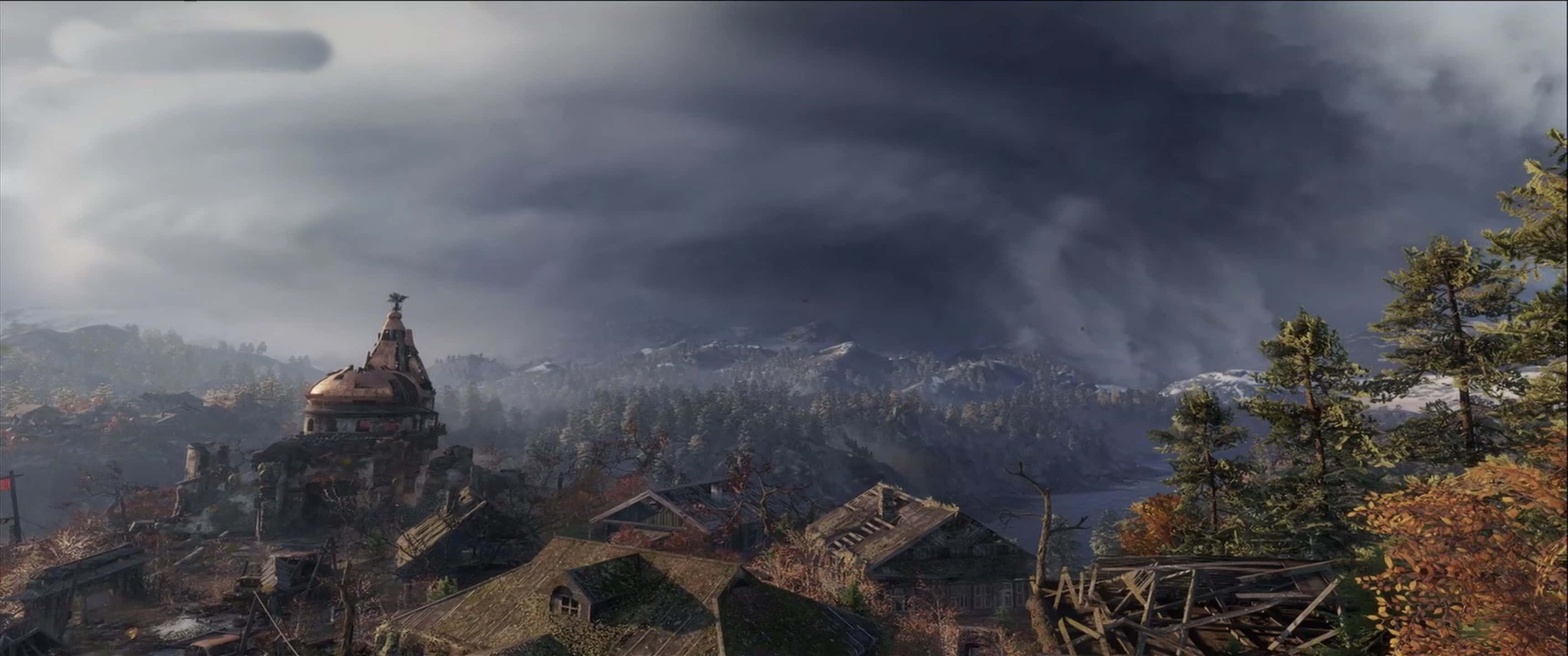暴風雨天空 3440x1440p 地鐵：逃離 背景 壁紙 — 一個廢棄的村莊，有一座圓頂塔樓，坐落於暴風雨的天空下，遠處是白雪覆蓋的山脈。