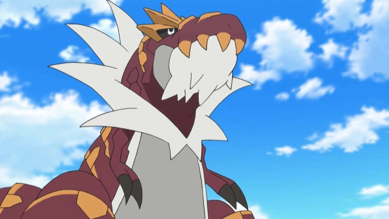 暴龍_tyrantrum_仰望藍天 壁紙 — 一隻兇猛的龍，有著白色尖刺鬃毛和栗色鱗片，在藍天白雲下咆哮。