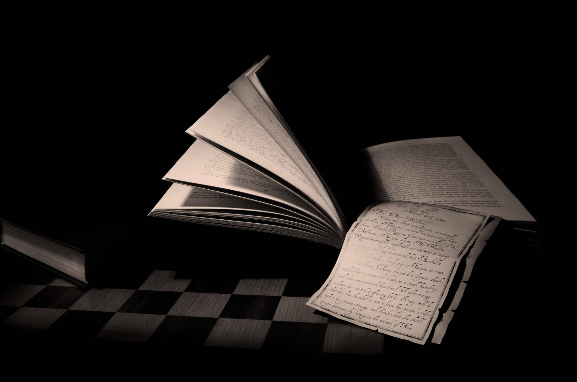 打開的書，手寫頁面，格子表面，聚光燈下。