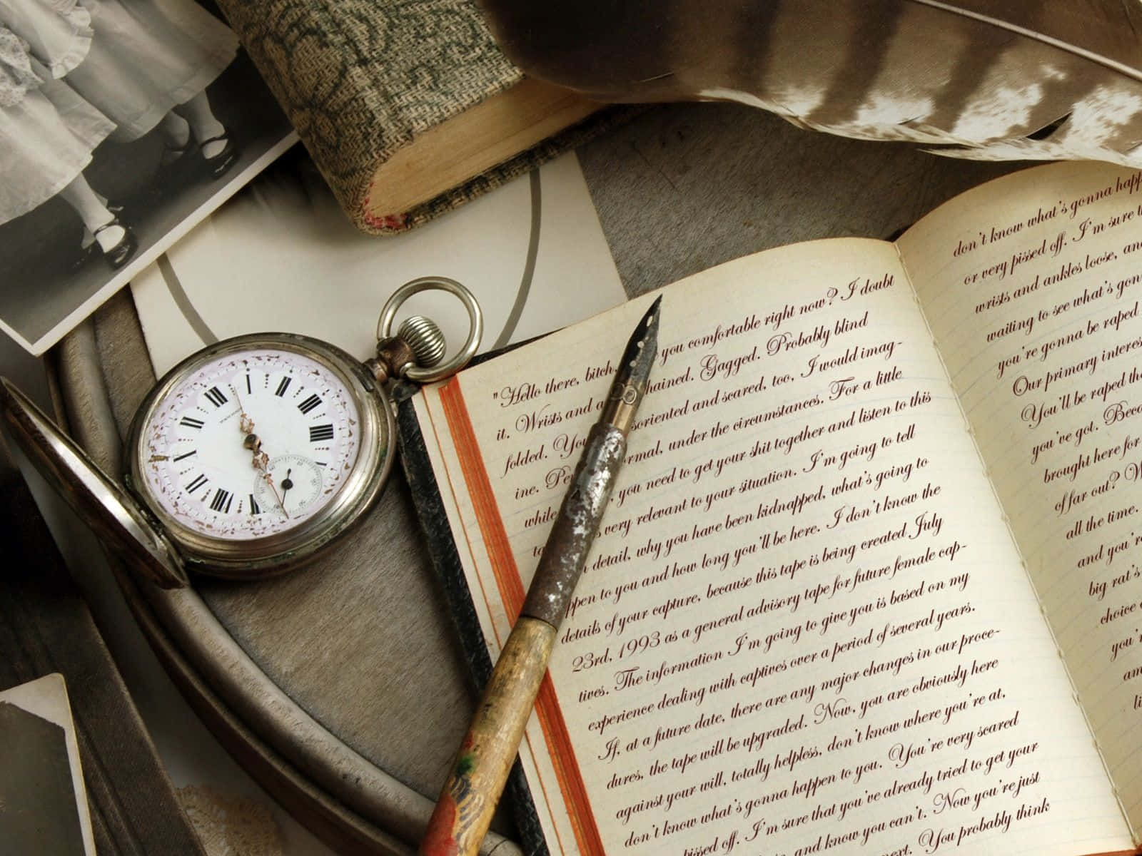 復古懷錶、打開的書、鋼筆和舊照片。
