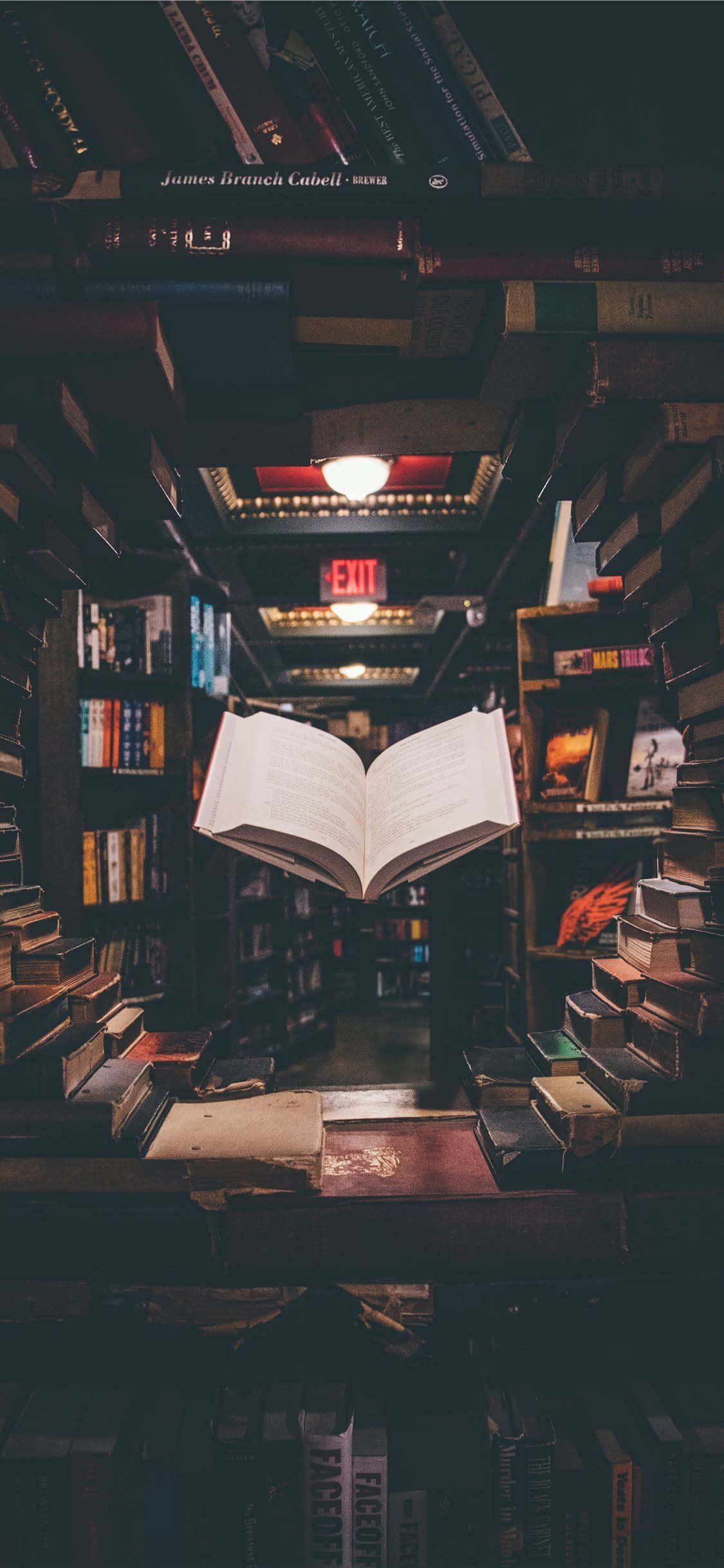 書店架上打開的書 壁紙