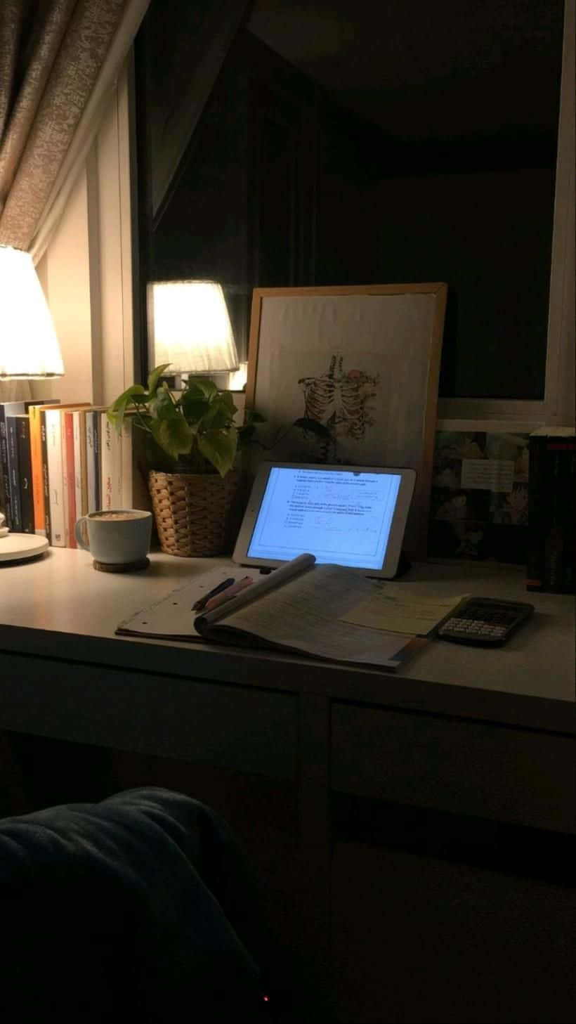 書桌上放著一部手提電腦 壁紙