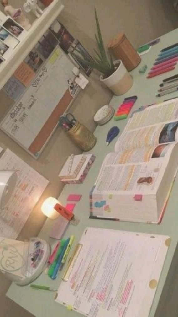 書桌上有書本、筆和蠟燭 壁紙