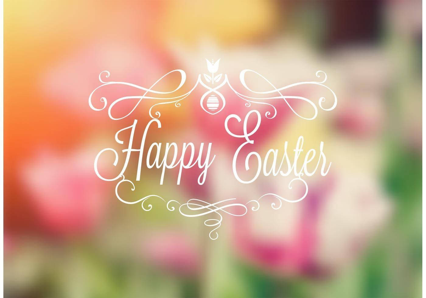 書法「Happy Easter」覆蓋模糊粉花 壁紙 — 優雅的白色 'Happy Easter' 字體，帶有花卉漩渦和蜜蜂標誌，疊加在柔和模糊的粉彩春天花朵背景上。