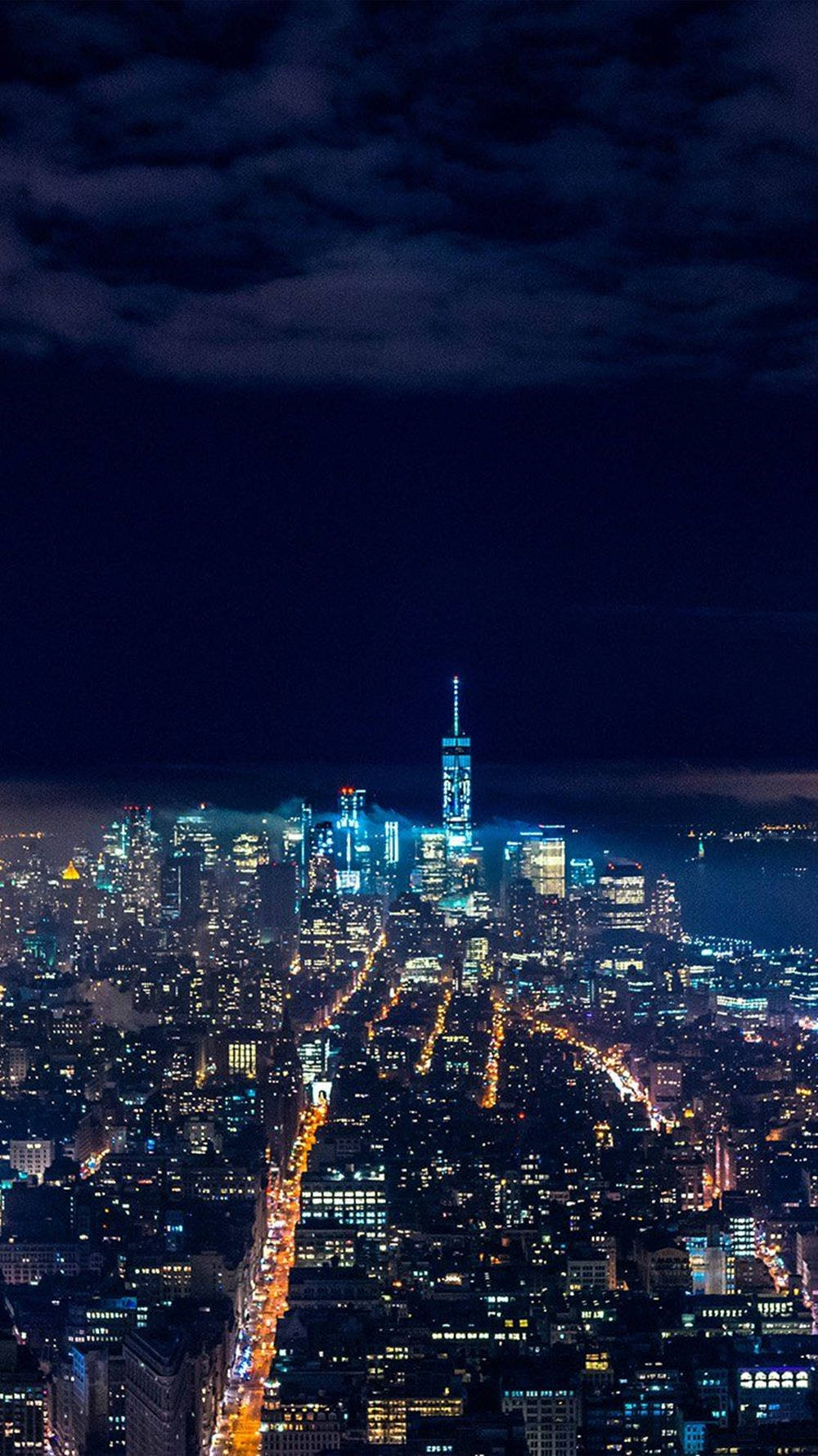 夜晚鳥瞰紐約市，建築物和街道閃爍。