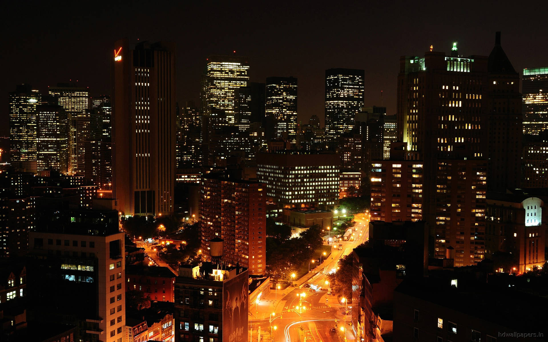 夜間城市天際線，建築物發光，街道明亮。