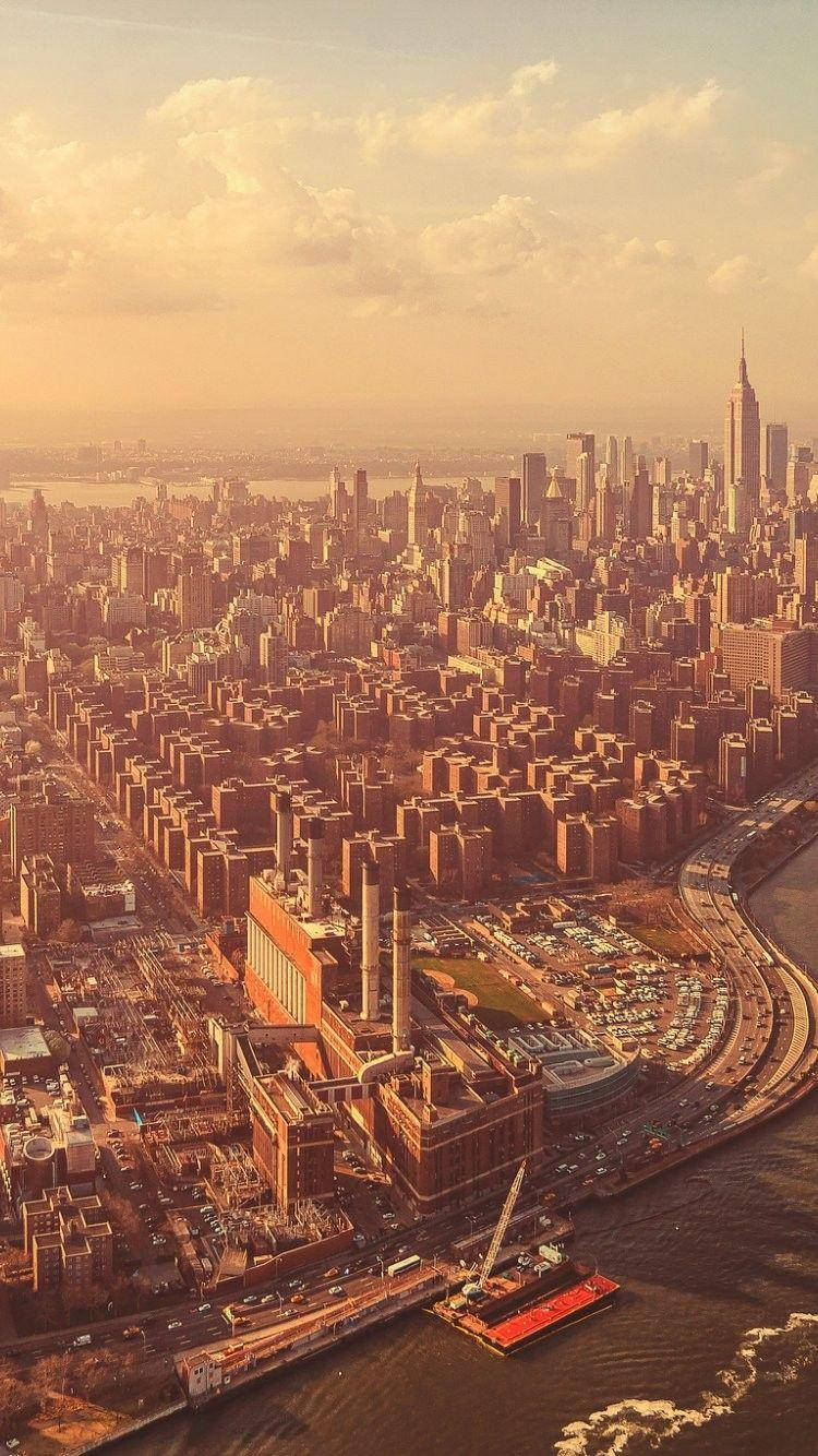 紐約市天際線的日落空中景觀，有河流和雲。