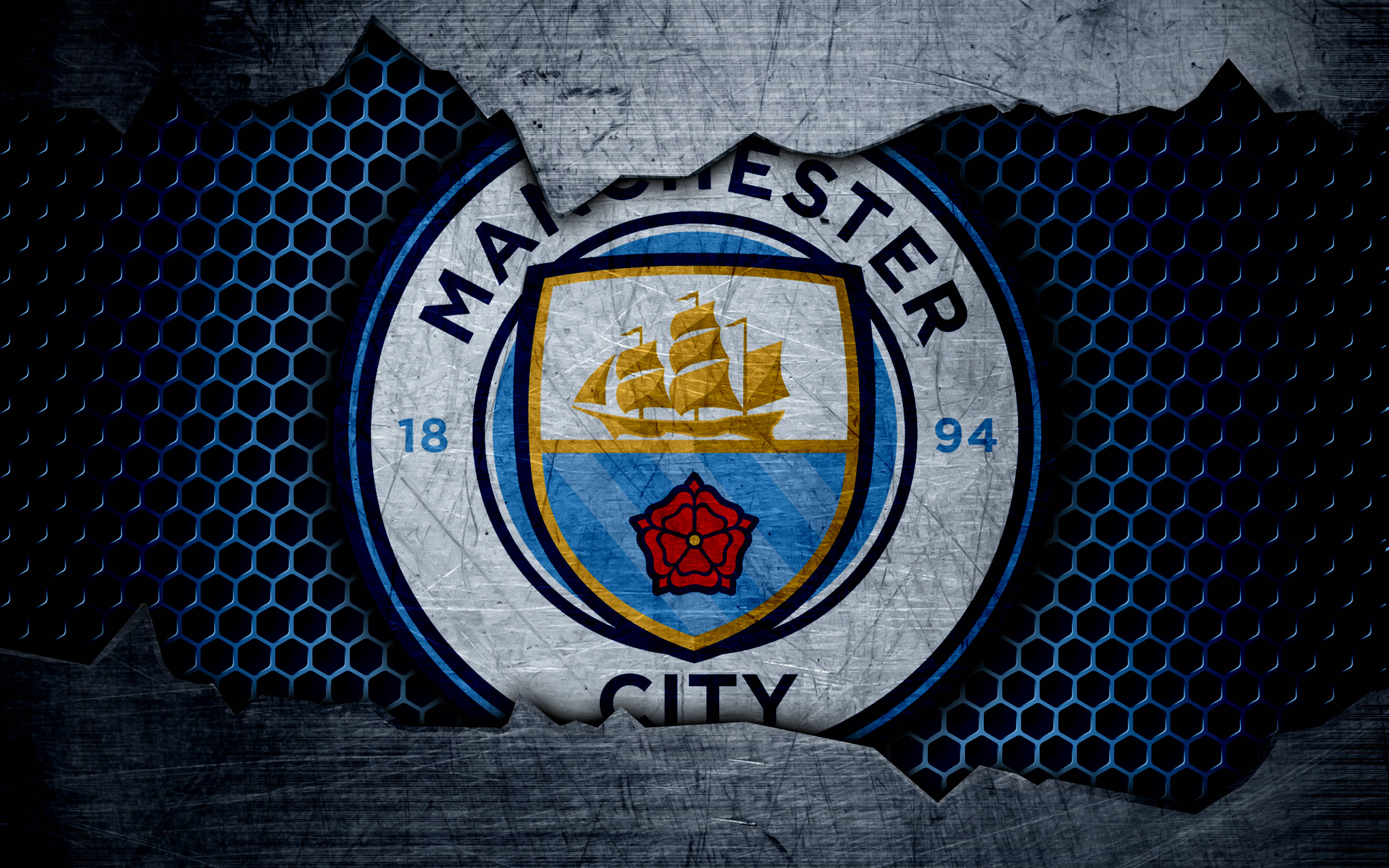Manchester City 4K 桌布 壁紙 — 曼城足球會徽章穿過一個破損的金屬六角網格，在粗糙的工業背景下顯現。