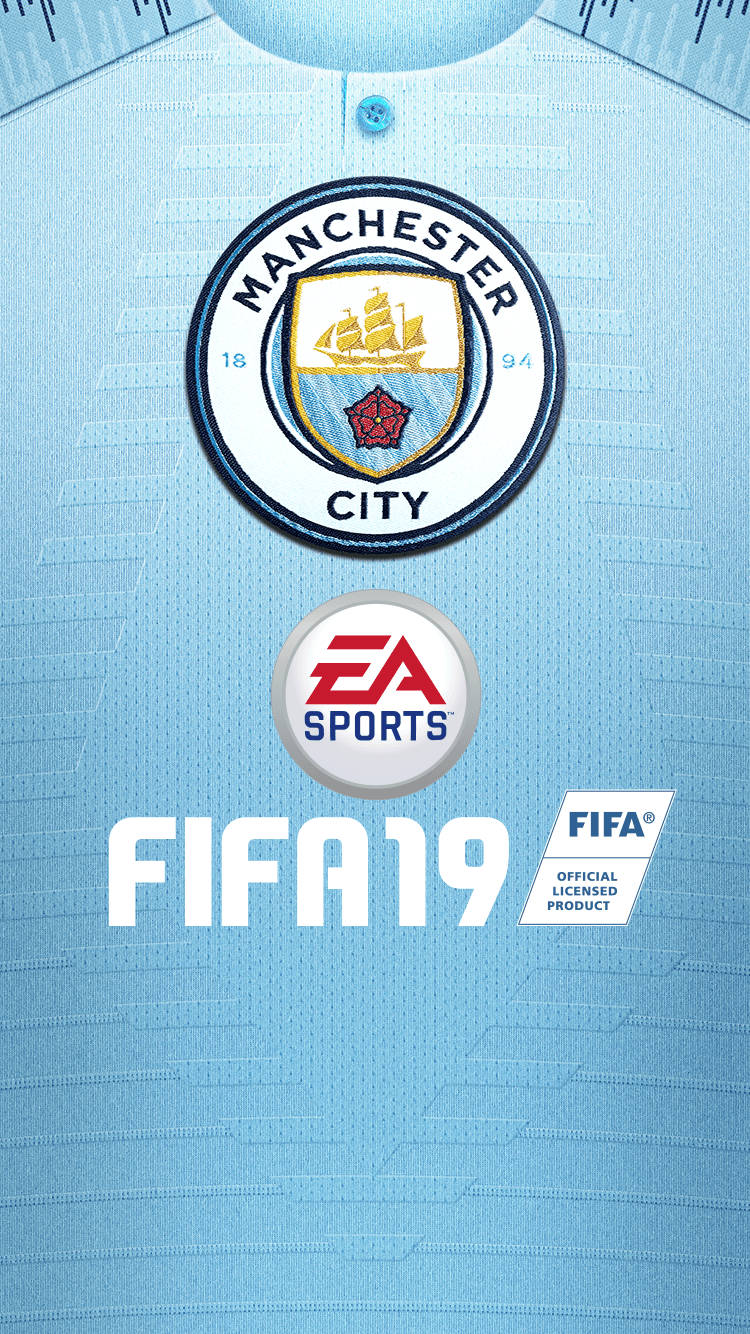 曼城隊標FIFA 19 壁紙 — 淺藍色曼徹斯特城足球球衣的特寫，帶有會徽、EA Sports 和 FIFA 19 標誌。