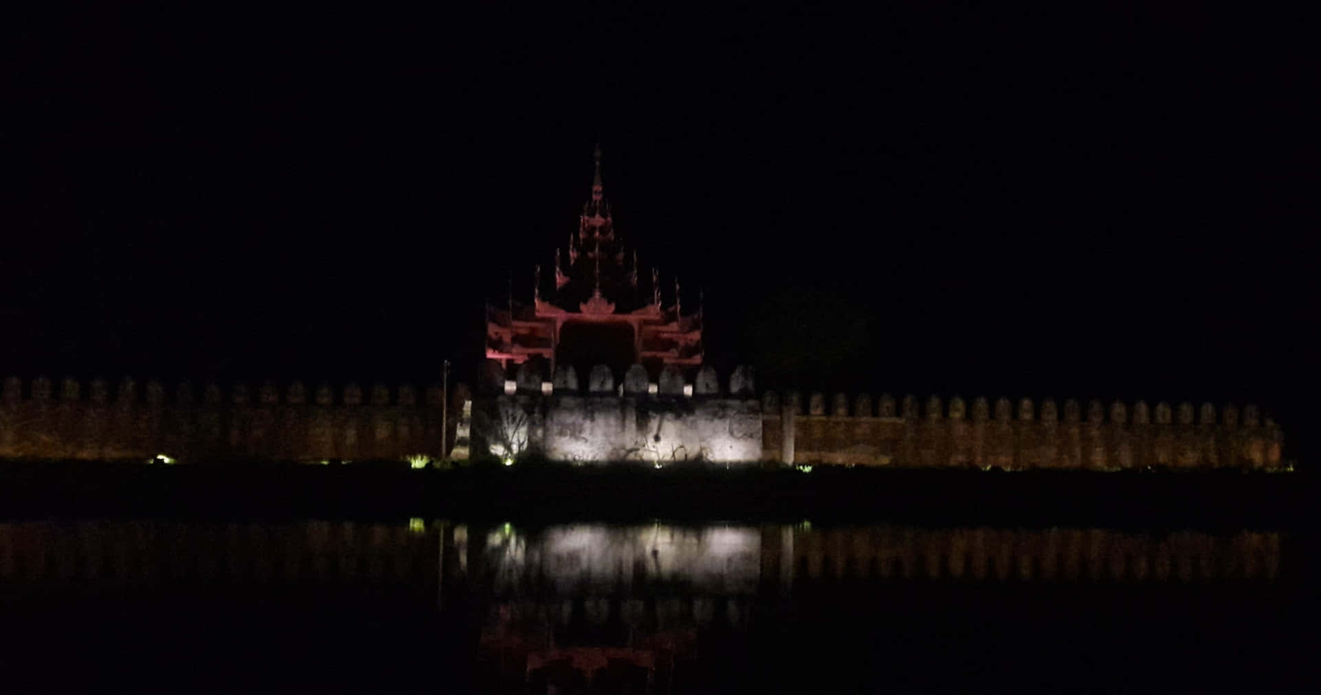 夜晚燈光下的古老寺廟，水中倒影