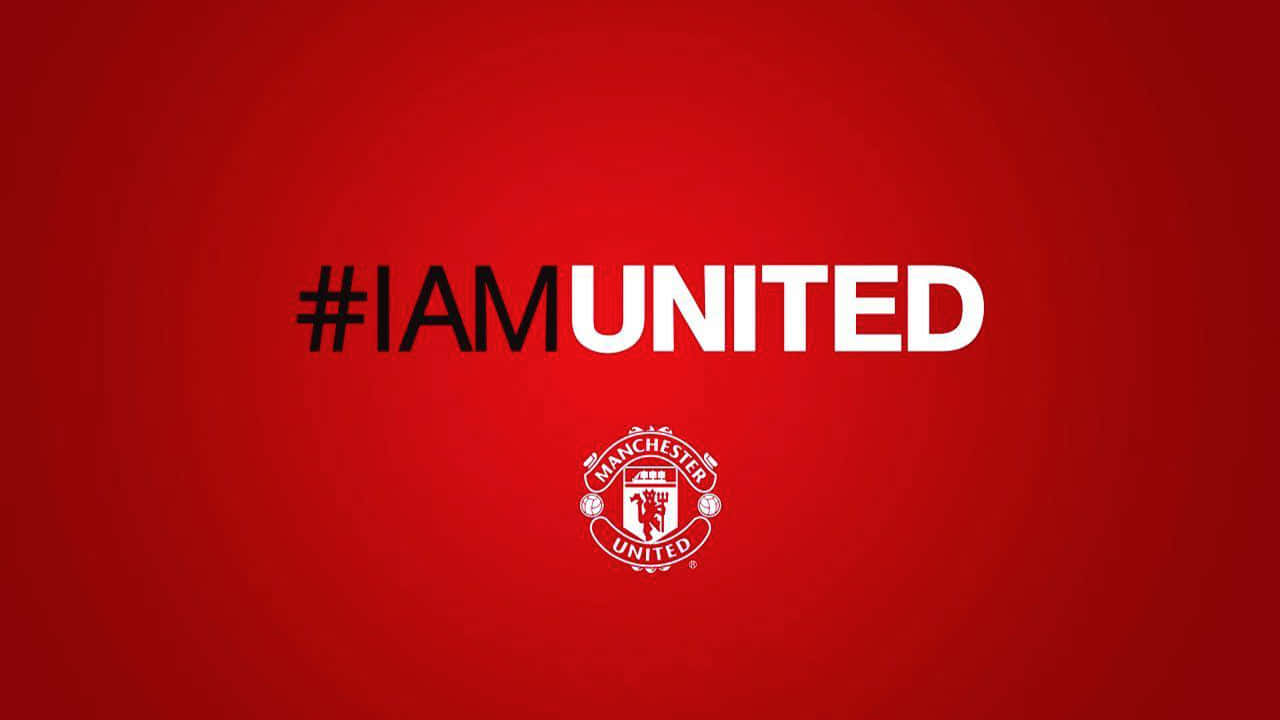 曼徹斯特聯隊堅強挺立 壁紙 — 大膽的黑白 #IAMUNITED 文字，曼聯徽章居中，背景為鮮豔的紅色漸變。