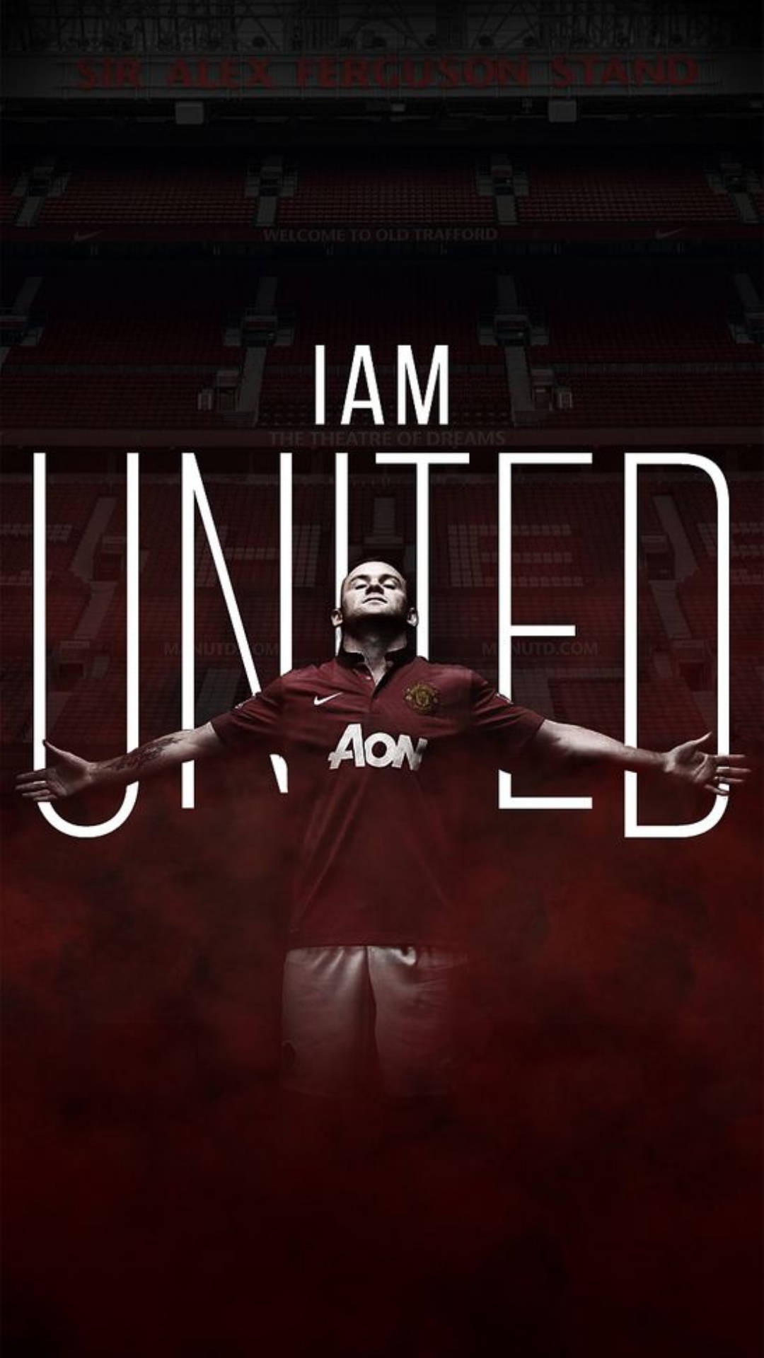身穿紅色球衣的足球運動員在奧脫福球場內，雙臂張開，站在 'I AM UNITED' 文字下方。