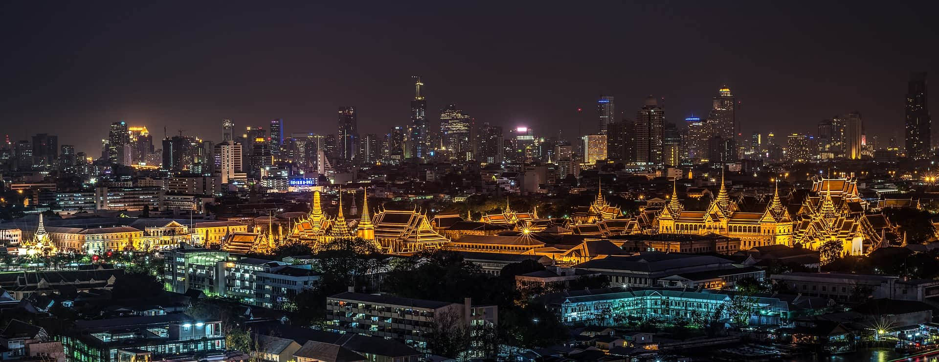 曼谷夜景，發光的寺廟和摩天大樓。
