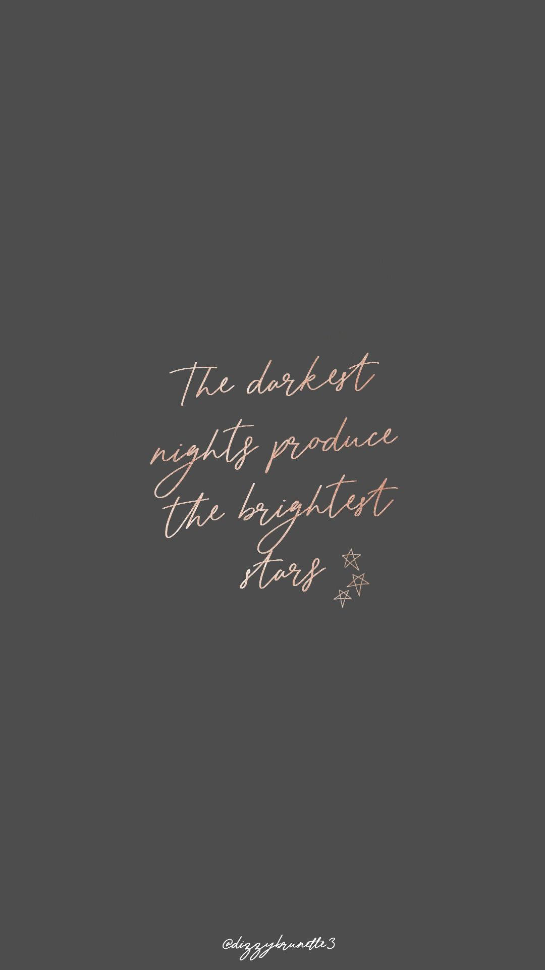 極簡牆紙，深灰色背景上以玫瑰金呈現關於黑暗與星星的勵志名言。