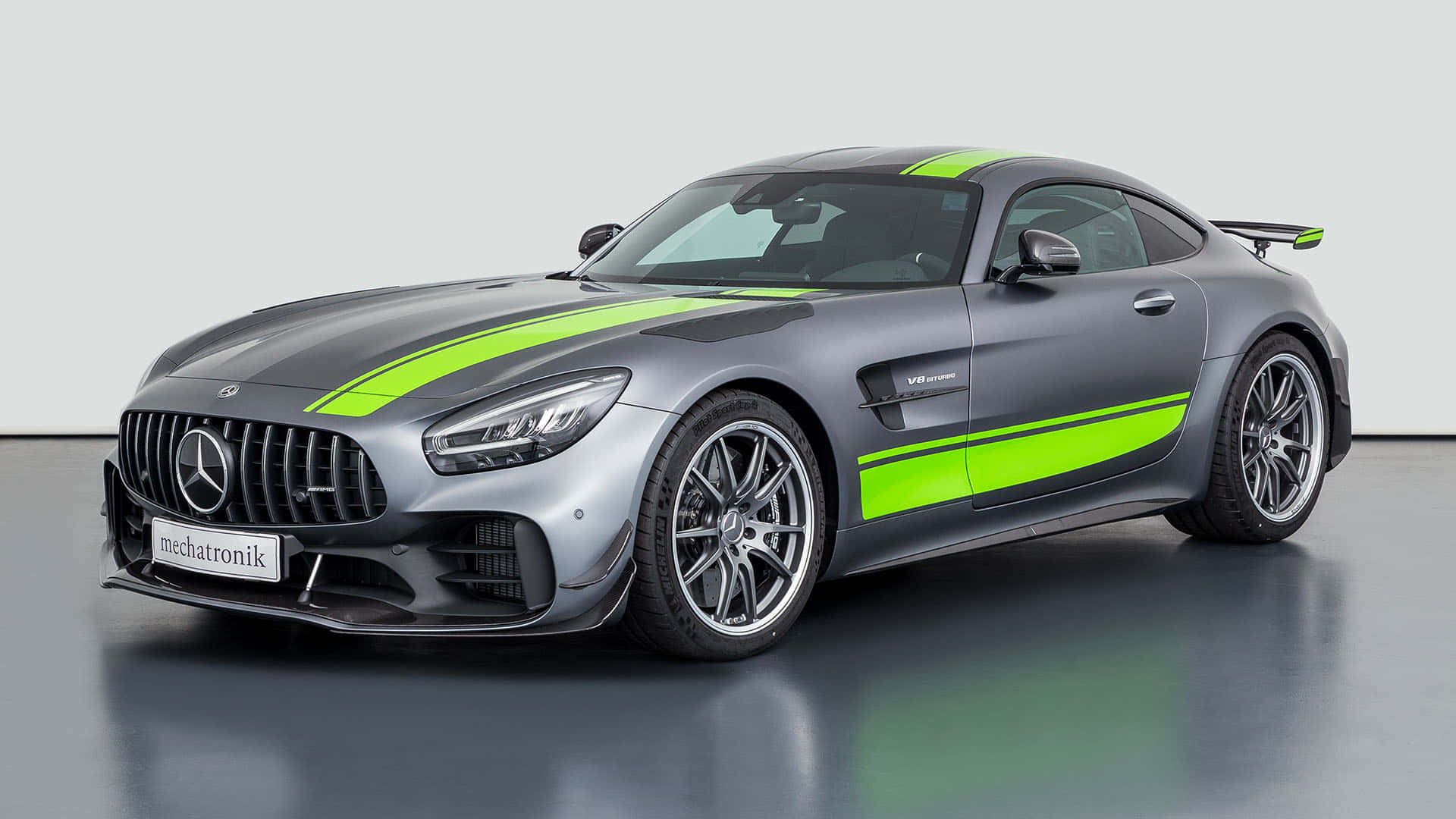 灰色 Mercedes-AMG GT R 帶綠色賽車條紋（攝影棚）