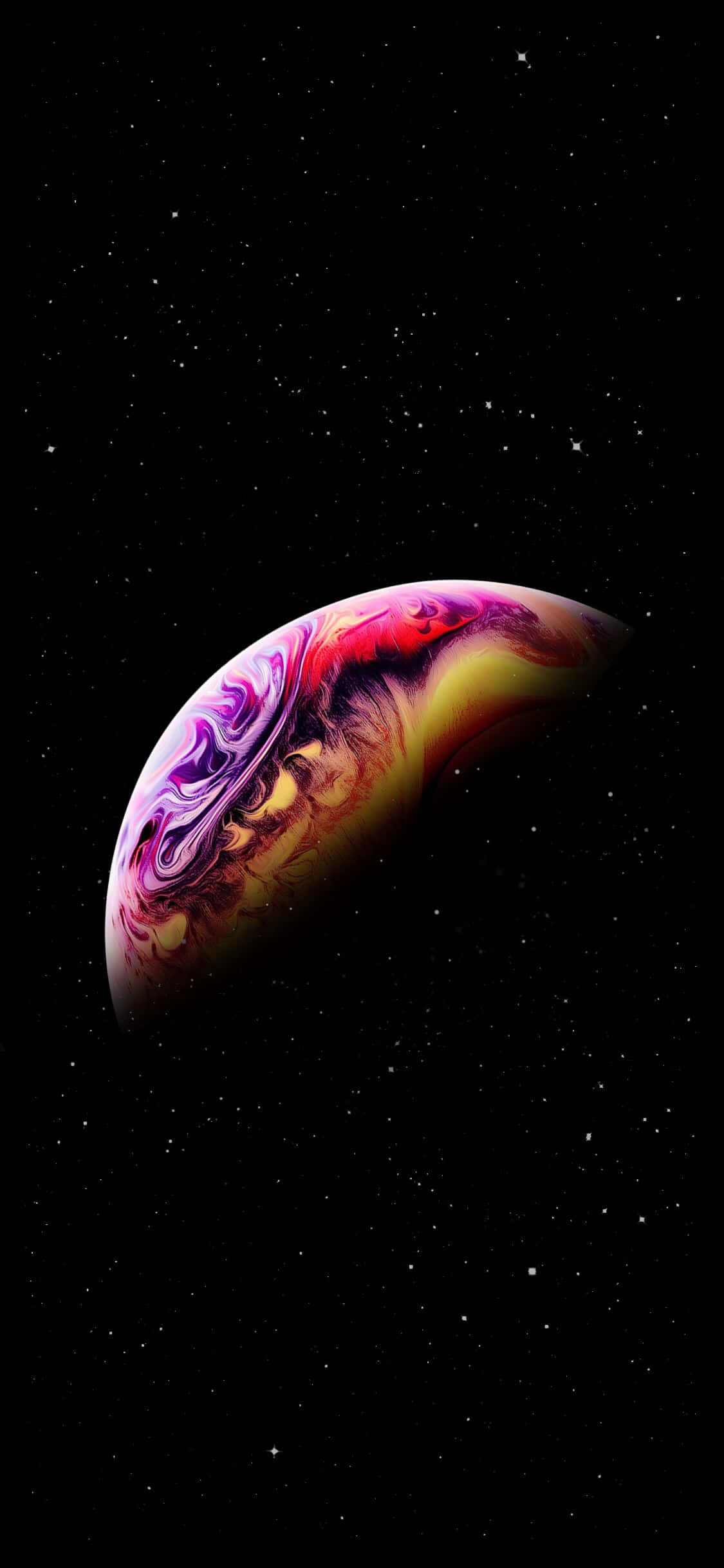 最佳 AMOLED 多彩星球 壁紙 — 一顆充滿活力的旋轉行星，帶有紫色、黃色和紅色色調，在星光閃爍的黑色宇宙背景下發光。