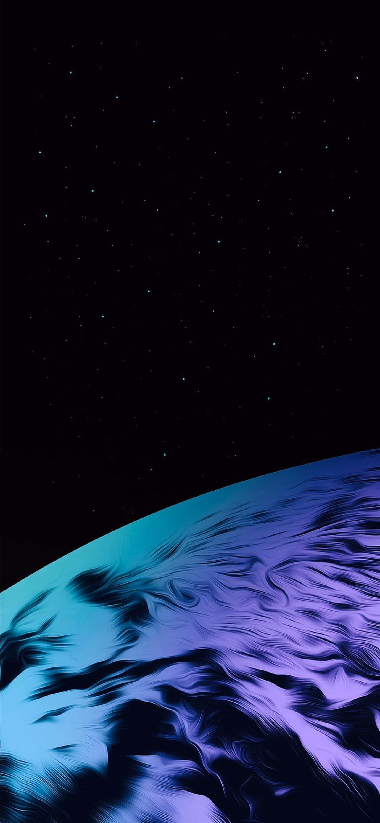最佳 AMOLED 顯示的耀眼之美 壁紙 — 一個風格化的行星，帶有旋轉的藍色和紫色雲層，在黑色天空下的星場中彎曲。