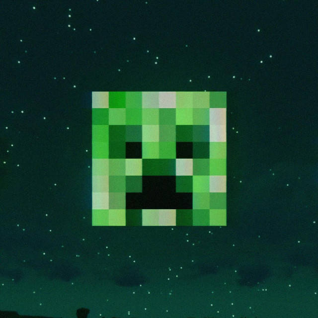 綠色像素化爬行者漂浮在星空夜空中。