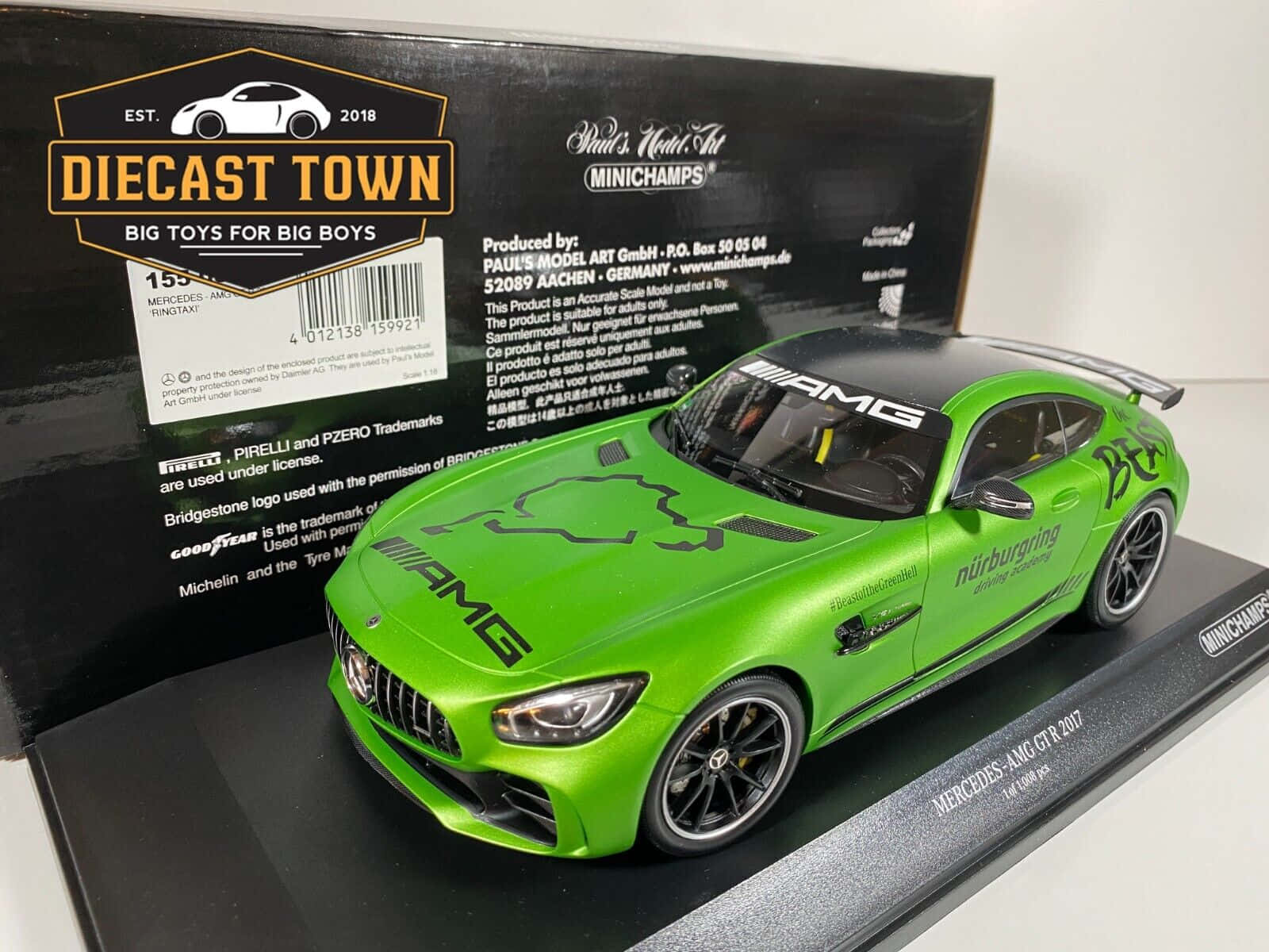 綠色壓鑄梅賽德斯-AMG GT R 2017模型車，帶有賽車貼紙展示。