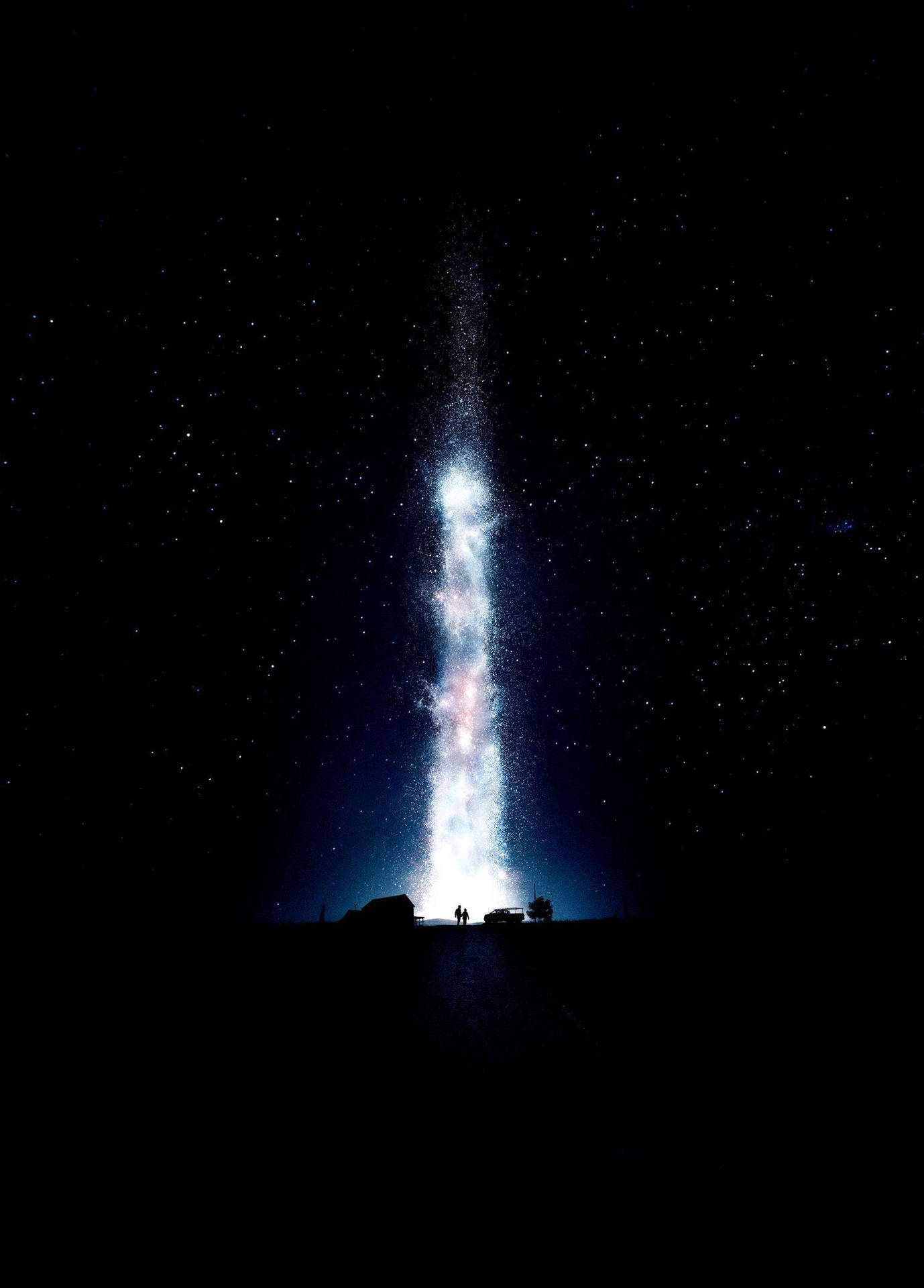 兩個人在星空下仰望從大地升起的發光宇宙柱。