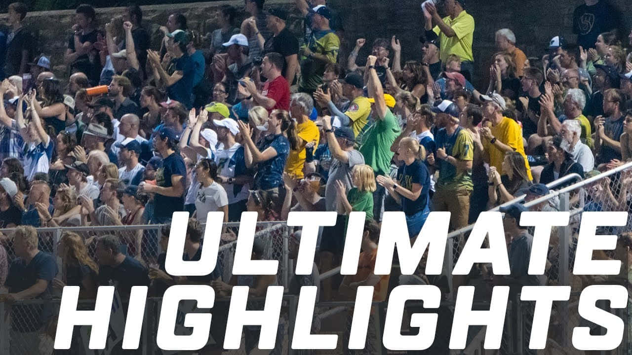 最佳 Ultimate Frisbee 背景海報精選高光 壁紙 — 一群熱情的粉絲在日間體育賽事中歡呼鼓掌，並帶有粗體文字疊加。