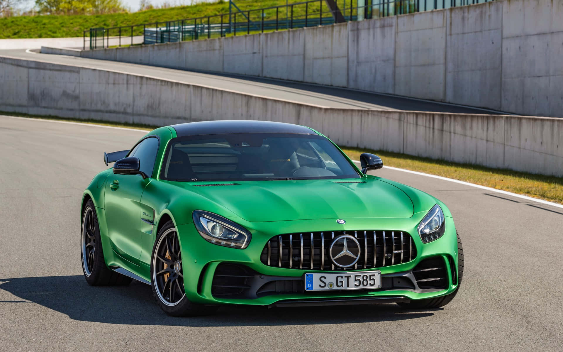 日落時分賽道上的綠色 Mercedes-AMG GT R。