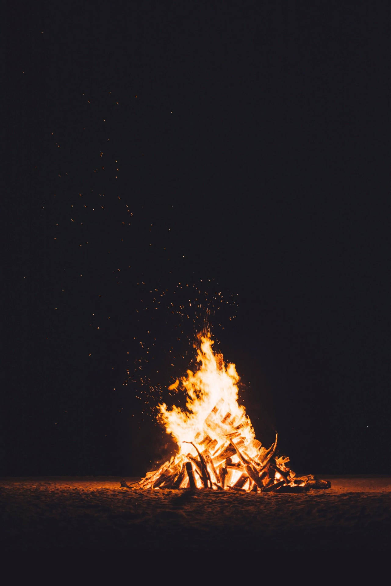 夜晚火花飛舞的充滿活力的營火。