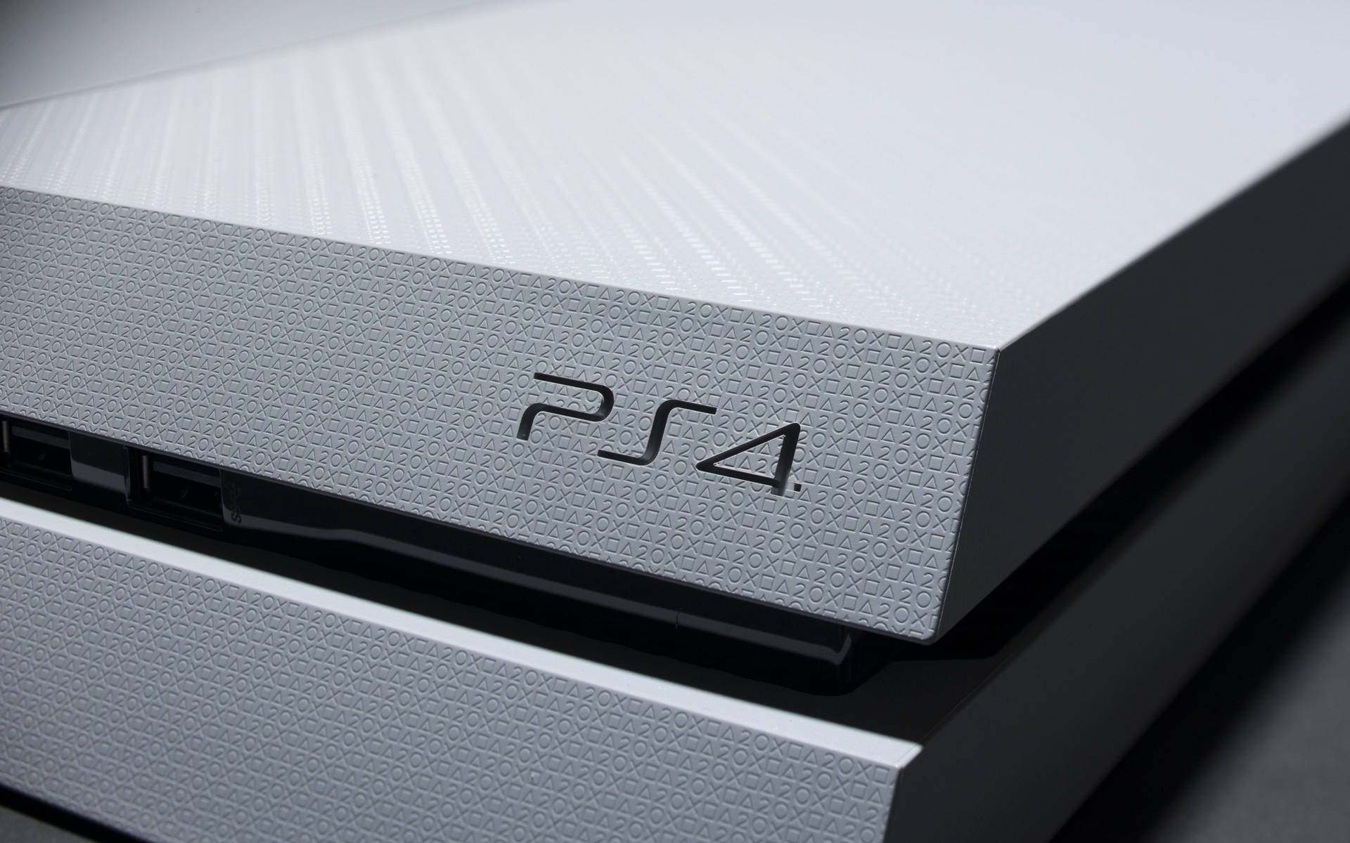 白色PlayStation 4遊戲主機，表面有紋理，黑色標誌。